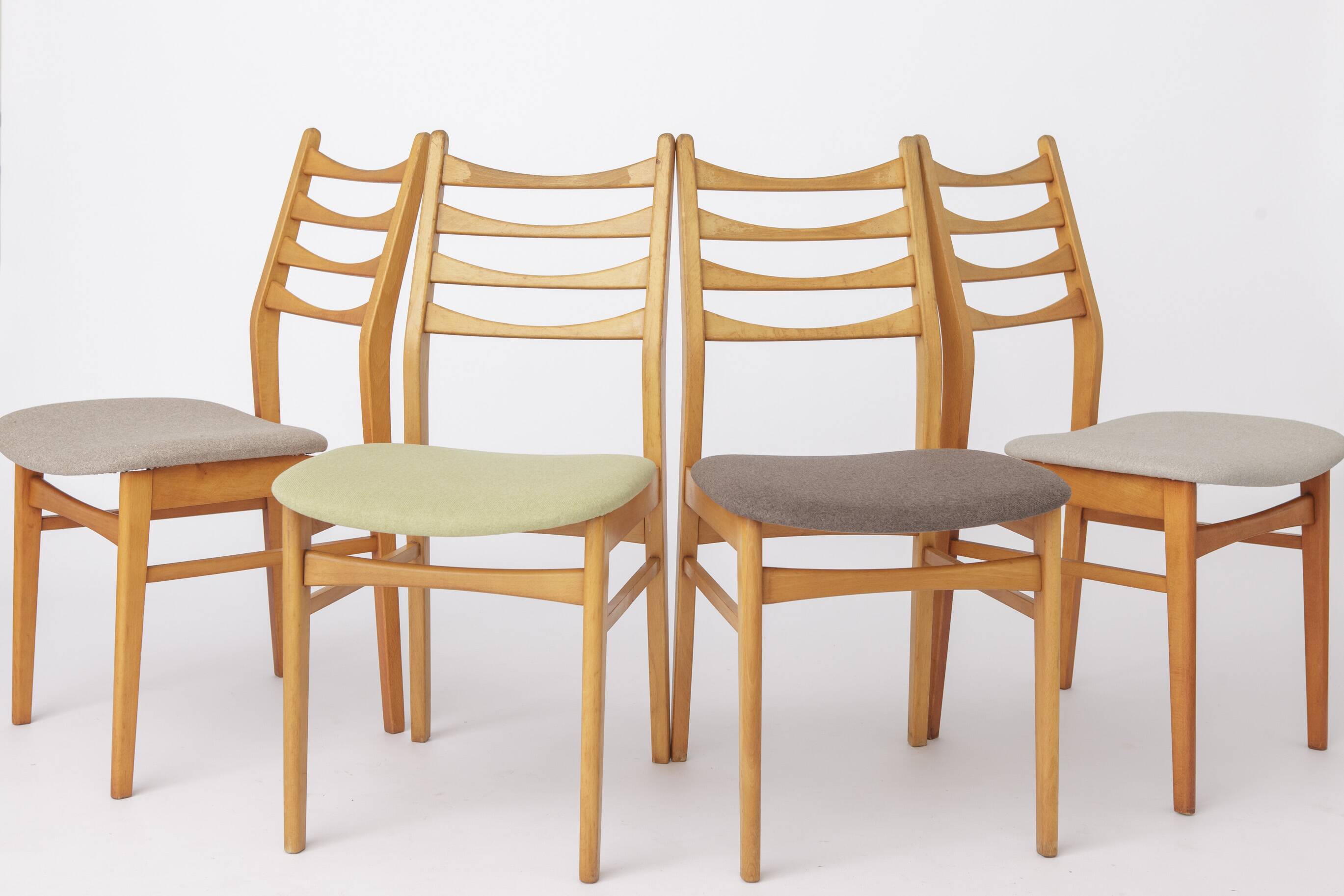 Ensemble de 4 chaises de salle à manger vintage années 1970 Allemagne, chaises en bois de hêtre, restaurées