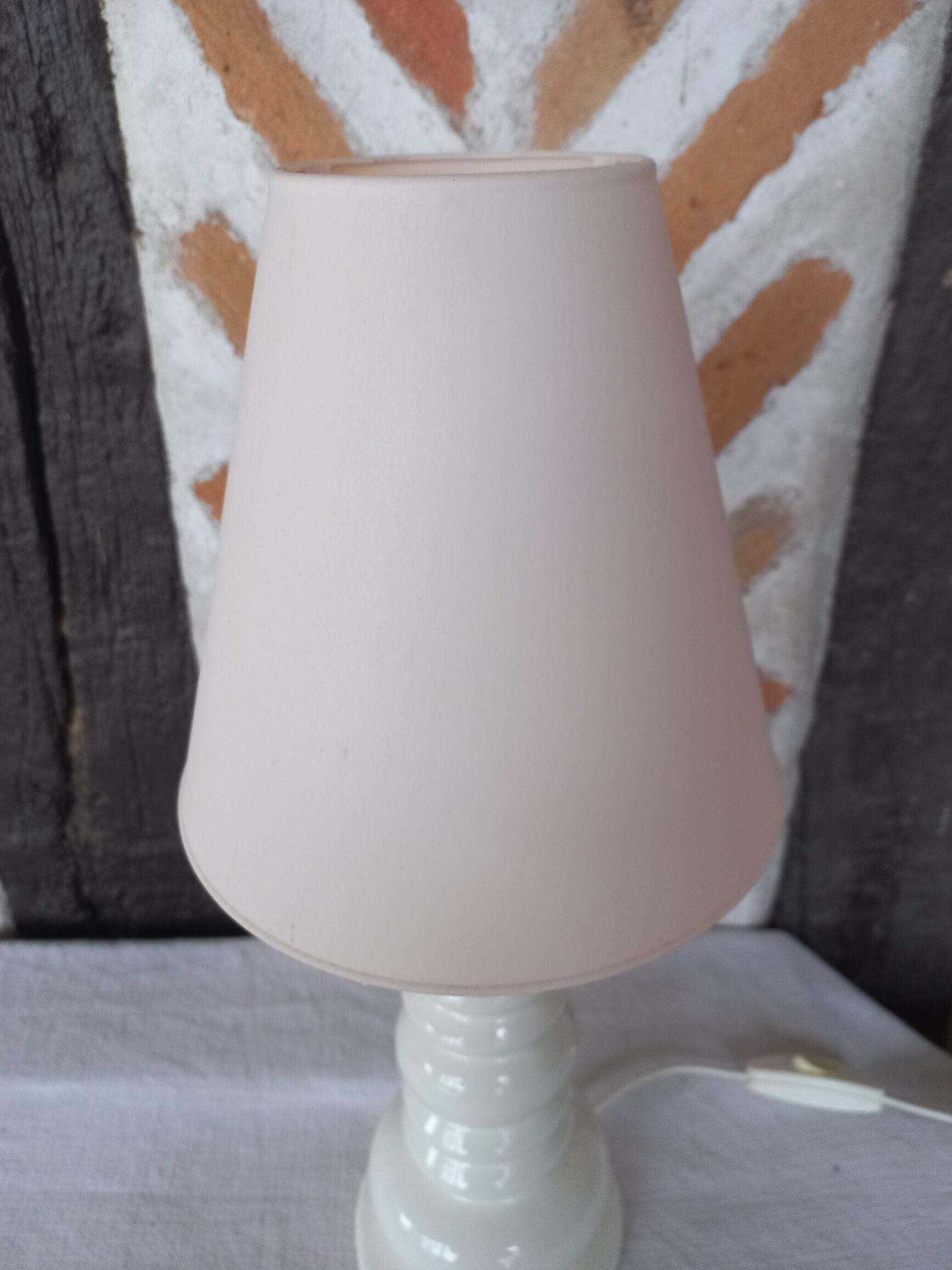 Off-white ceramic lamp