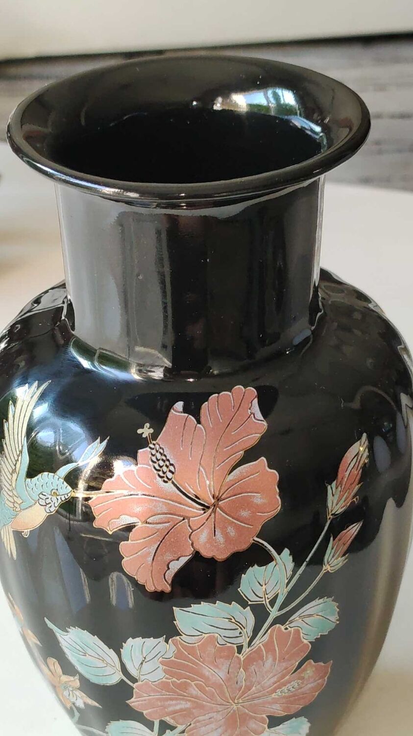 Asian baluster vase, with undulations. ceramic. floral motifs, exotic bird. exclusive décor. high 26 cm