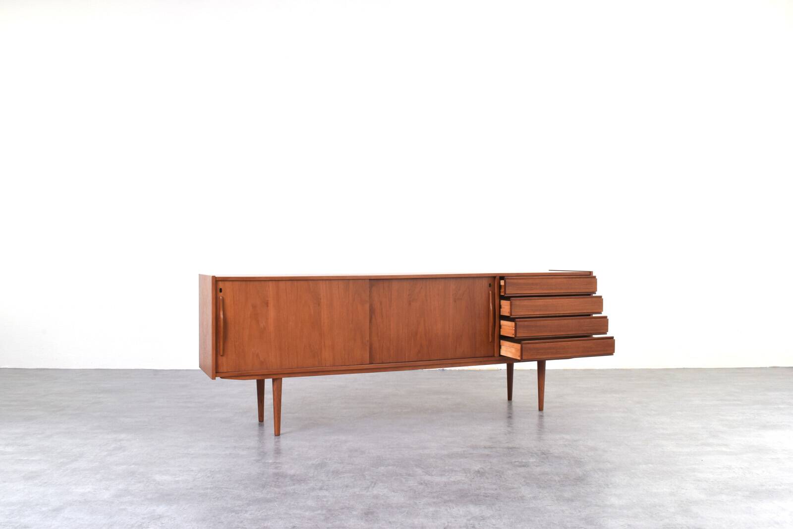Buffet en teck danois du milieu du siècle, années 1960.