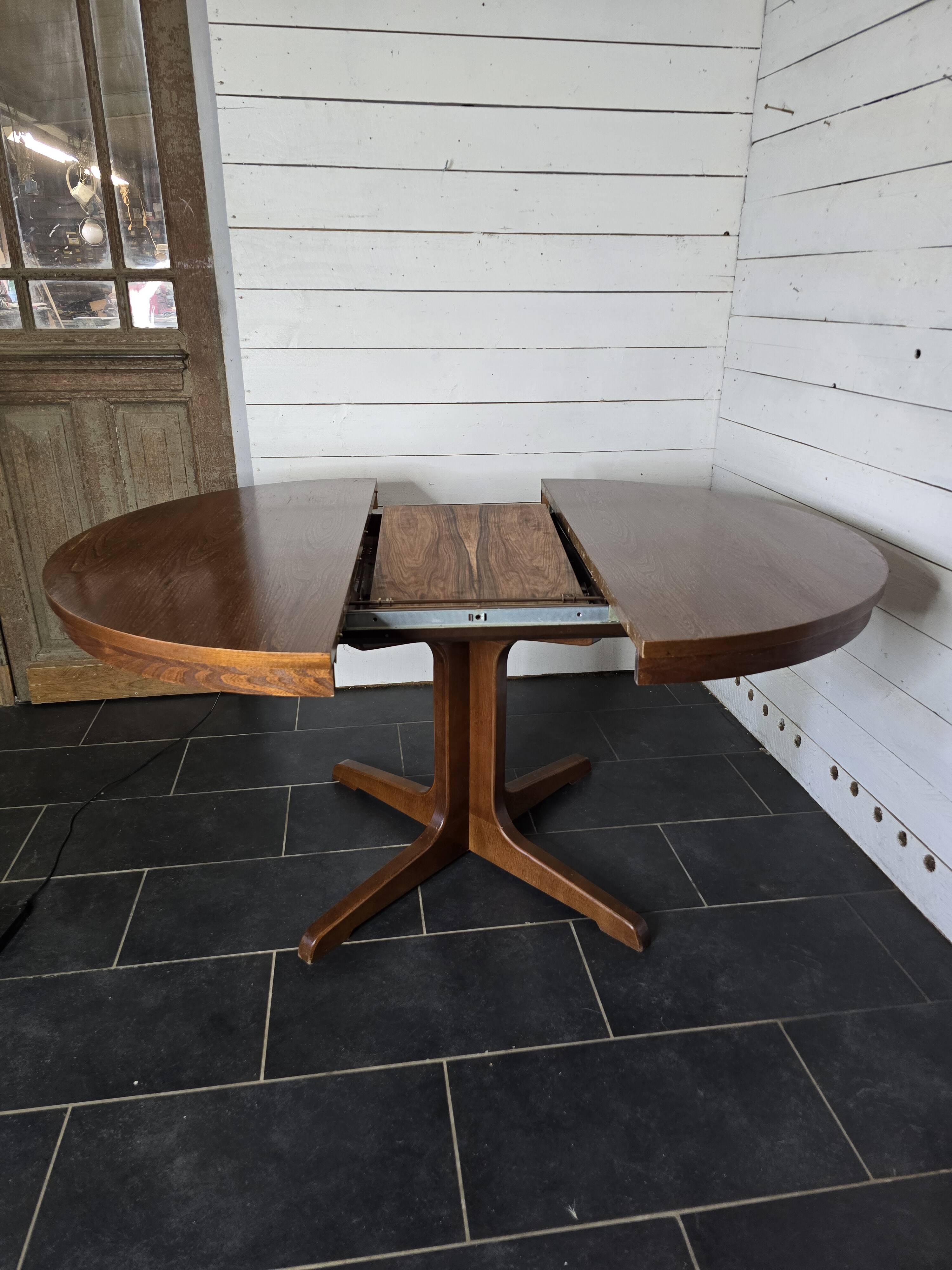 Vintage extendable round table from the 60s