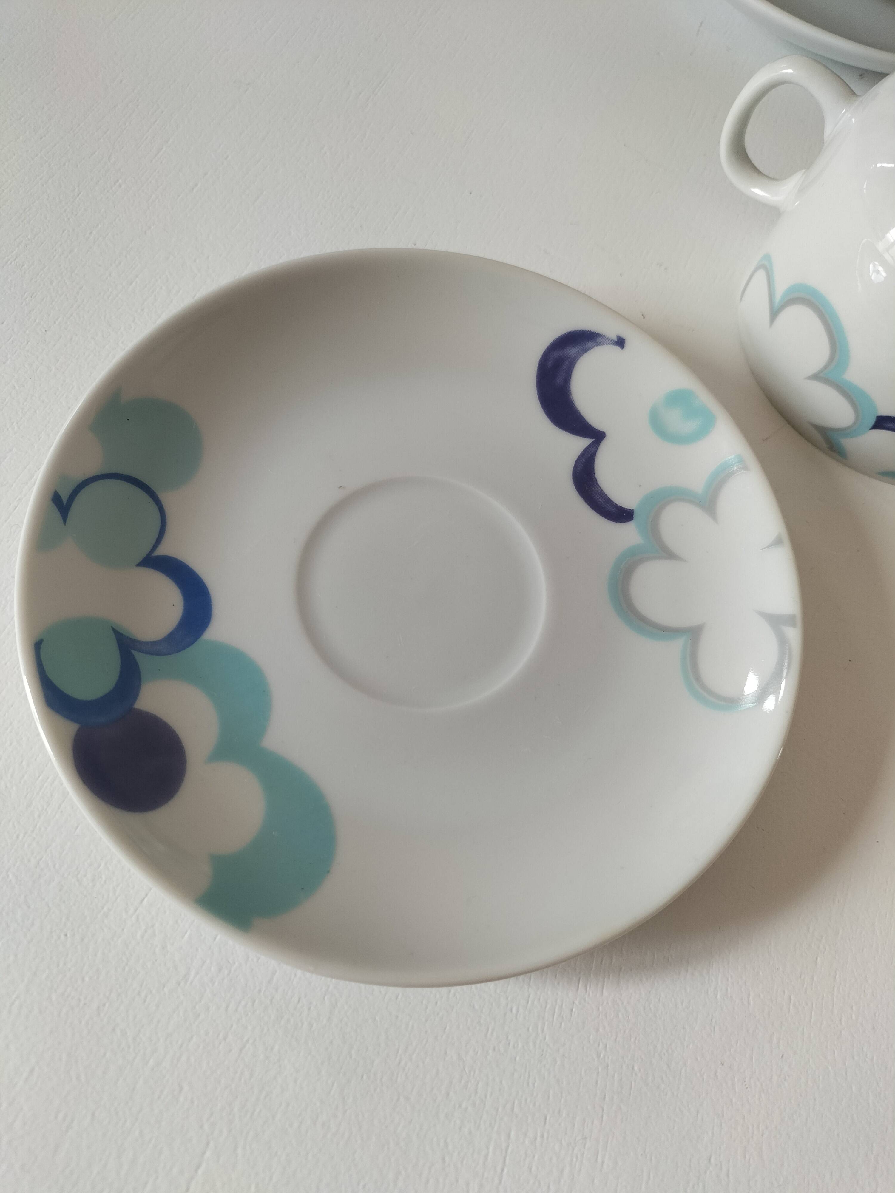 6 vintage cups and 6 saucers with blue cloud decoration by Chriss G.