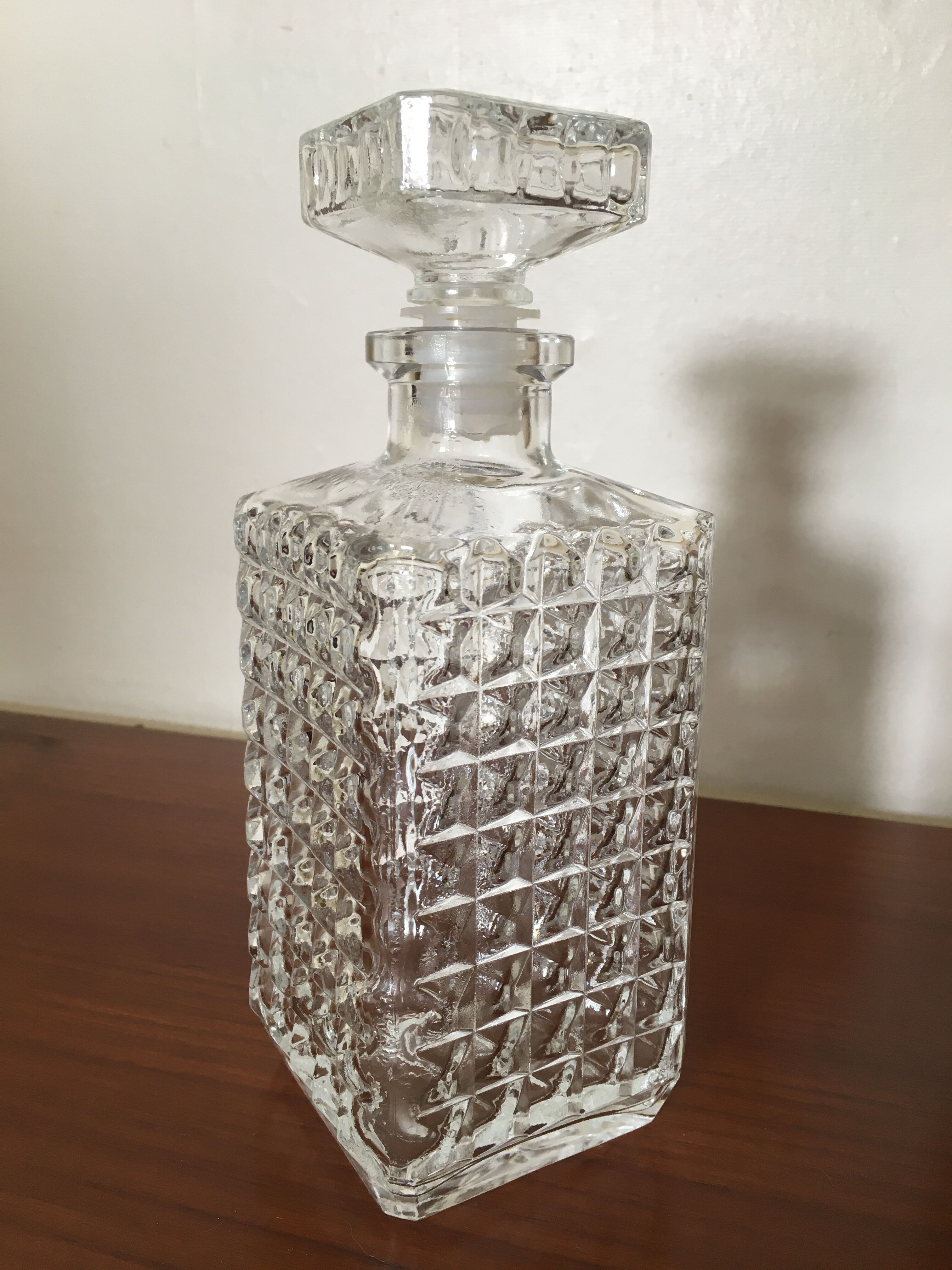 Diamond-tipped whisky carafe