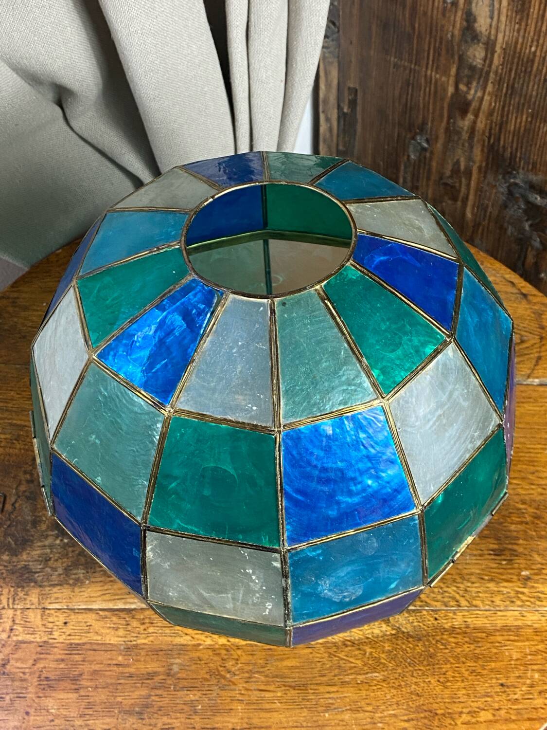 Suspension in coloured mother-of-pearl and brass