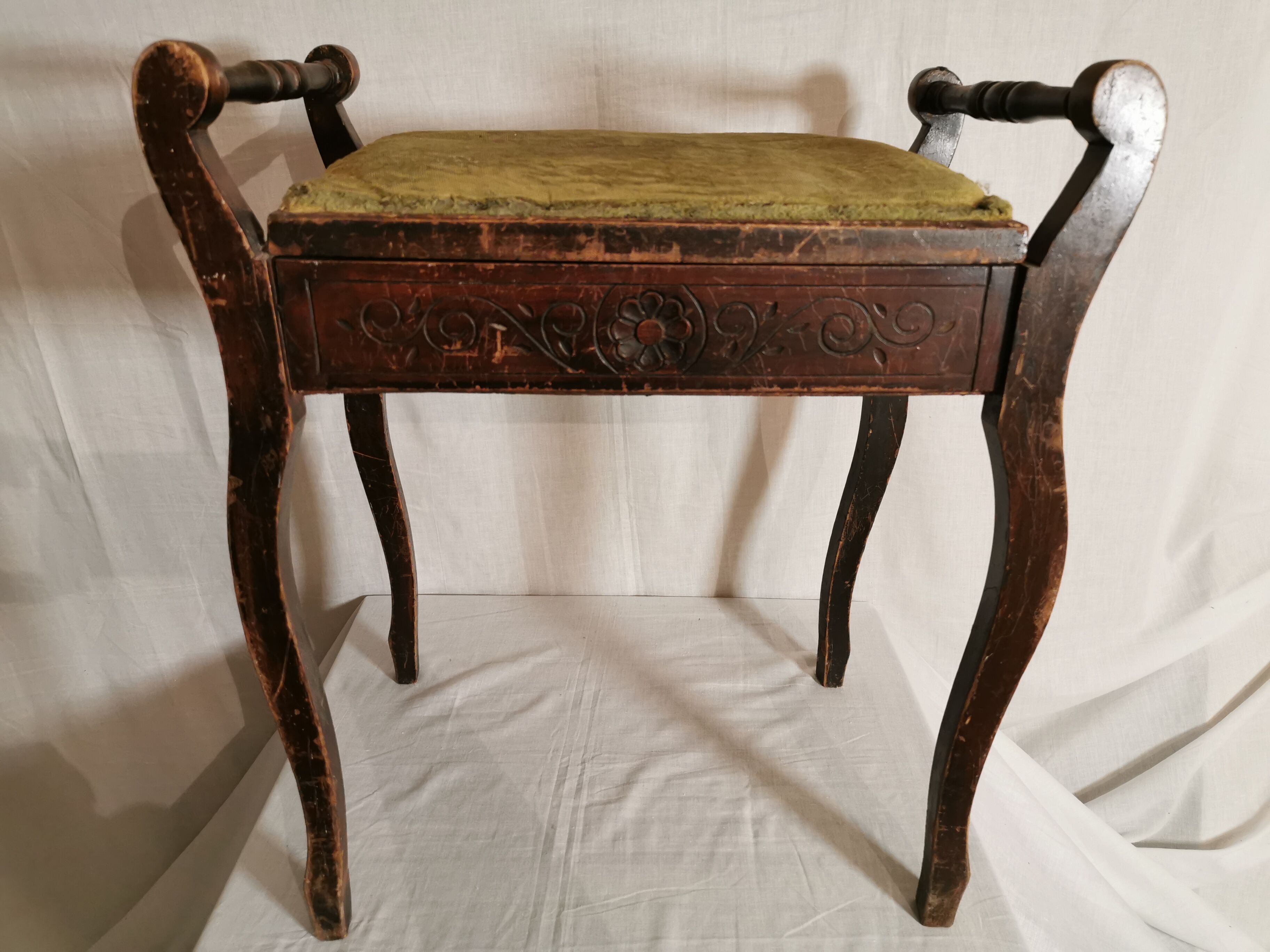 Old piano snuff with partition chest