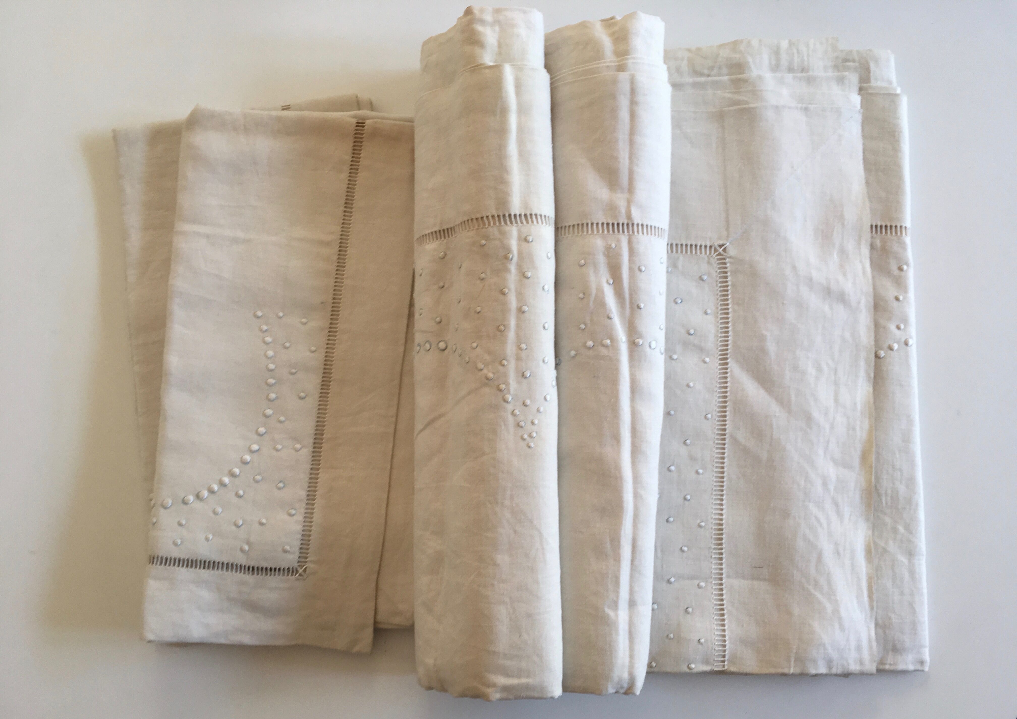 Drap et taies trousseau de réserve en fil de lin brodé de perles