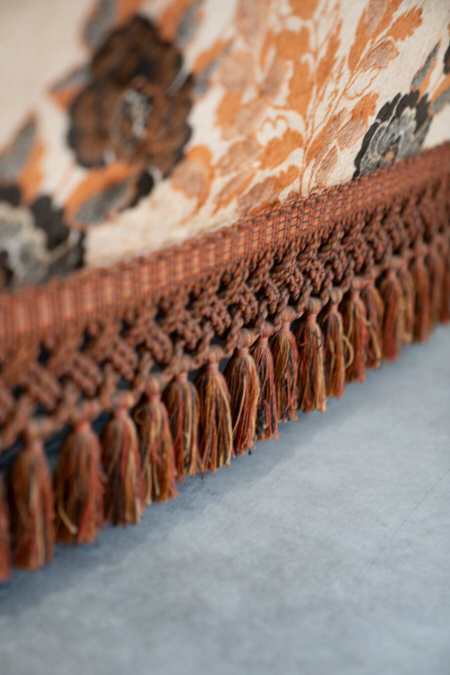 Living room composed of a 3-seater sofa and 2 armchairs, baroque style from the 1970s.