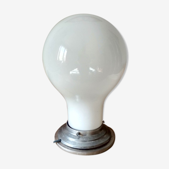 Lampe de table, opaline  blanche en forme d'ampoule