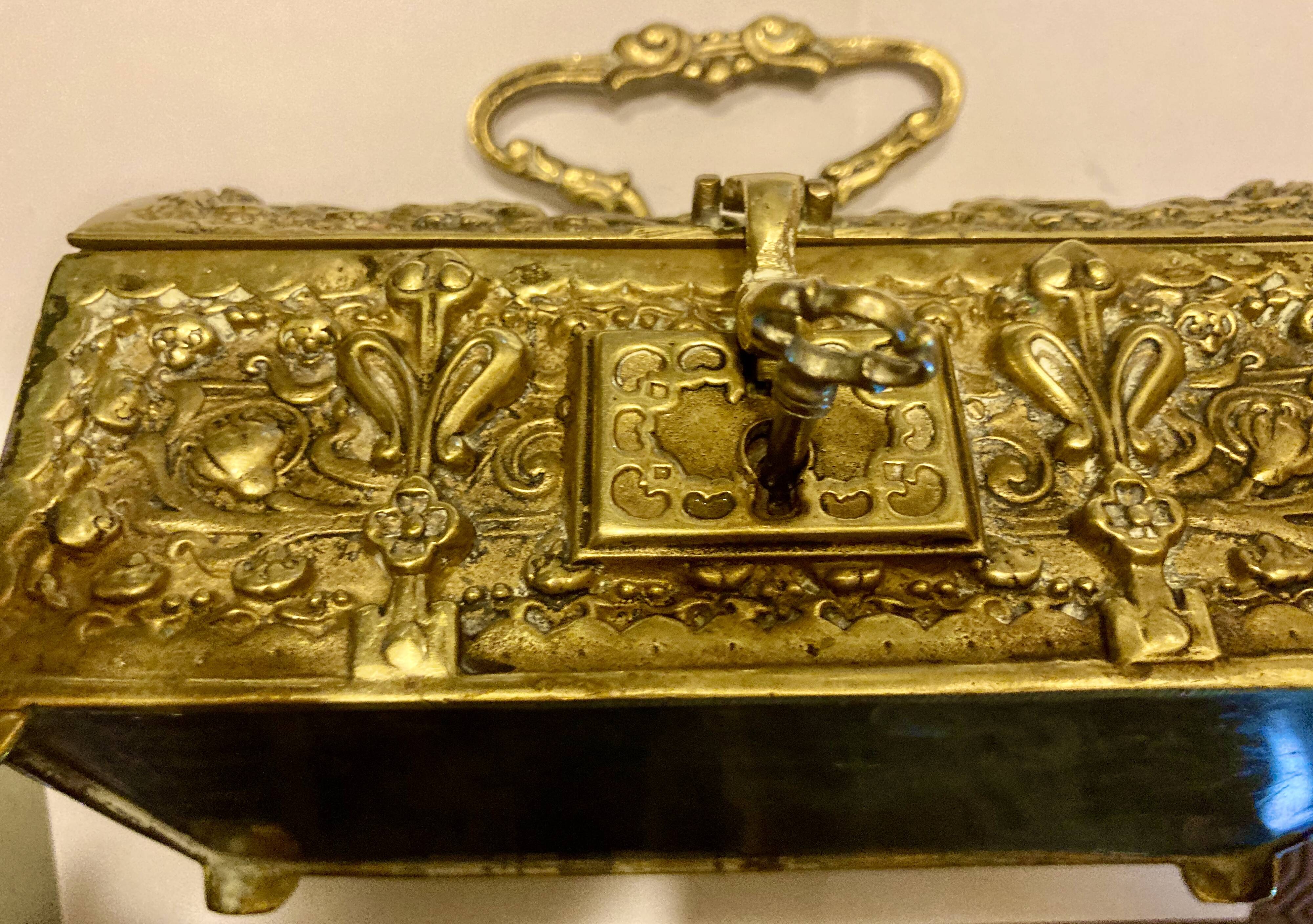Jewelry chest with its bronze key, Renaissance style, 19th century fleur-de-lis decoration
