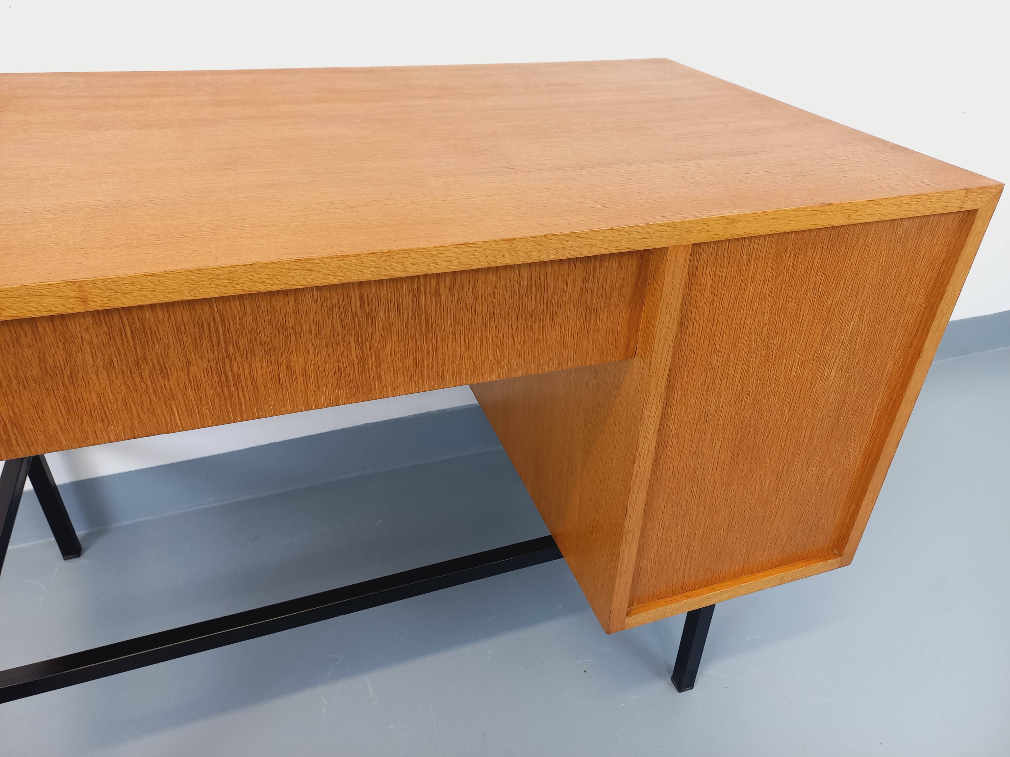 Bureau moderniste vintage Multitable par Jacques Hitier en bois de chêne