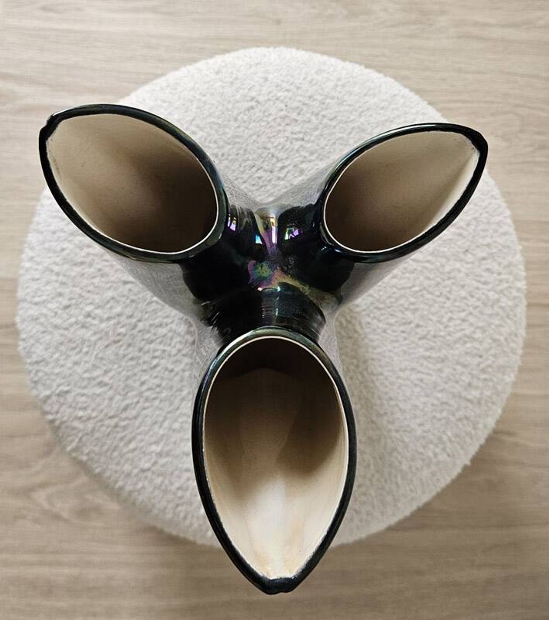 Vase sculptural tripode Verceram – Céramique émaillée irisée – Années 50–60