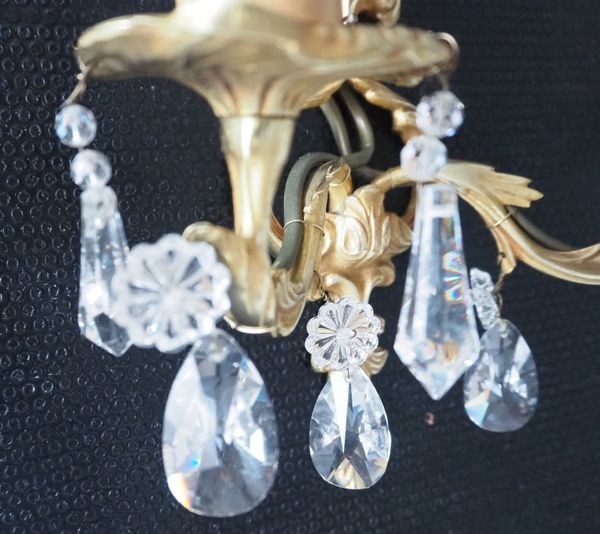 Paire d’appliques en bronze doré et pampilles en cristal