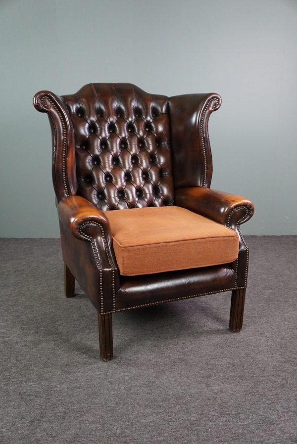 Chesterfield armchair with armrests