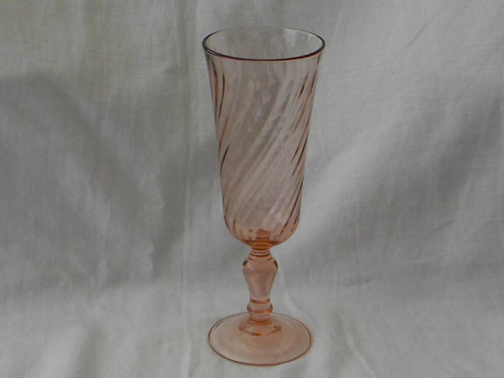Set of 6 luminarc rosaline glass champagne flutes.