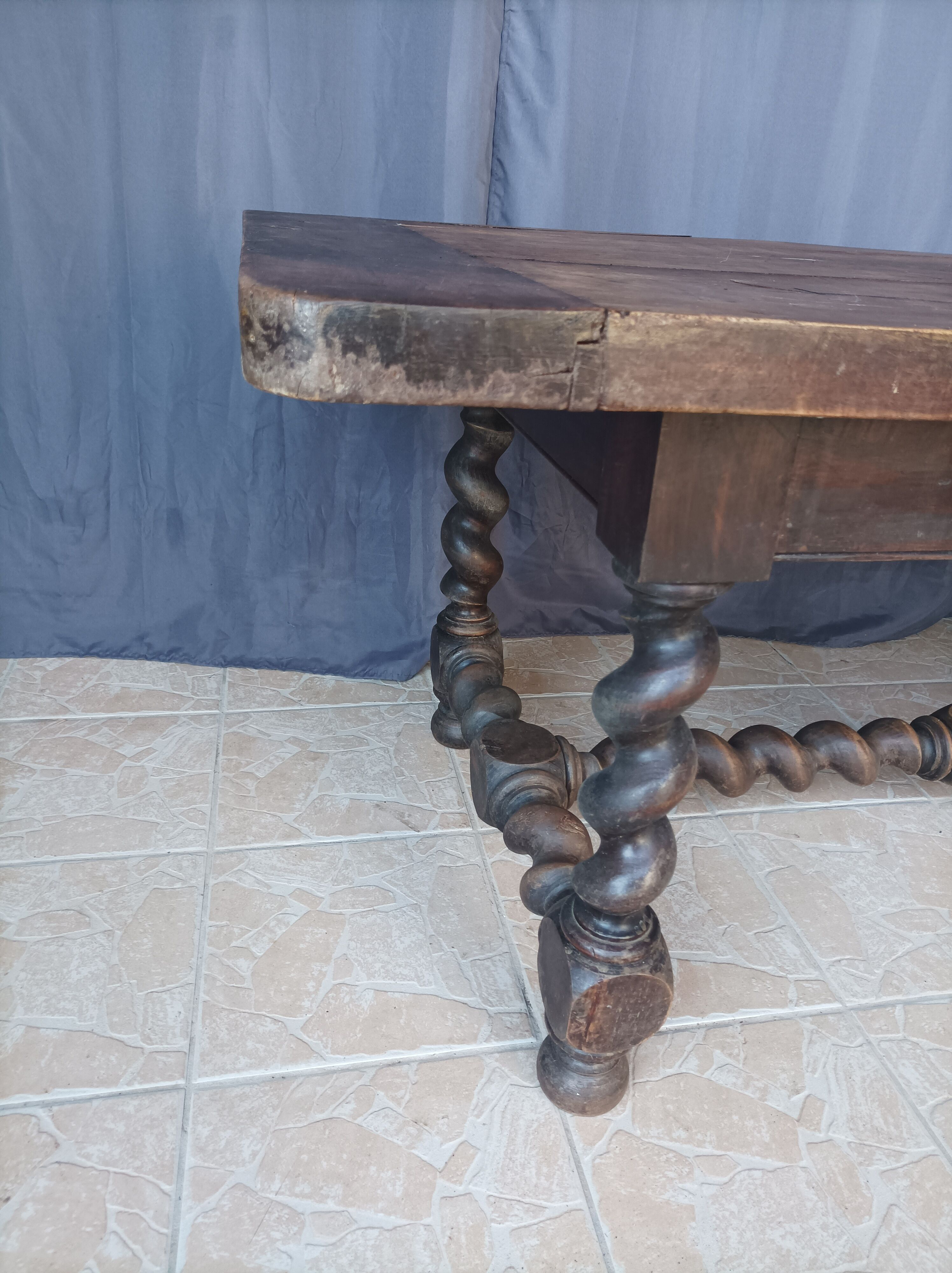 Table de ferme Louis XIII en noyer 19ème