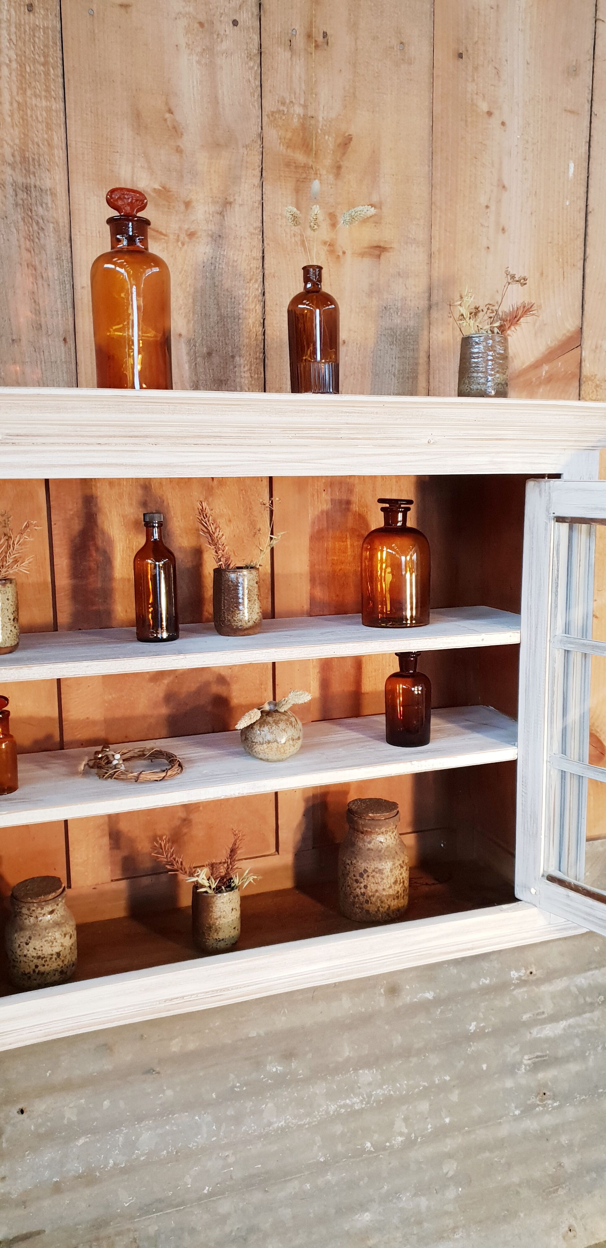 Showcase furniture to hang