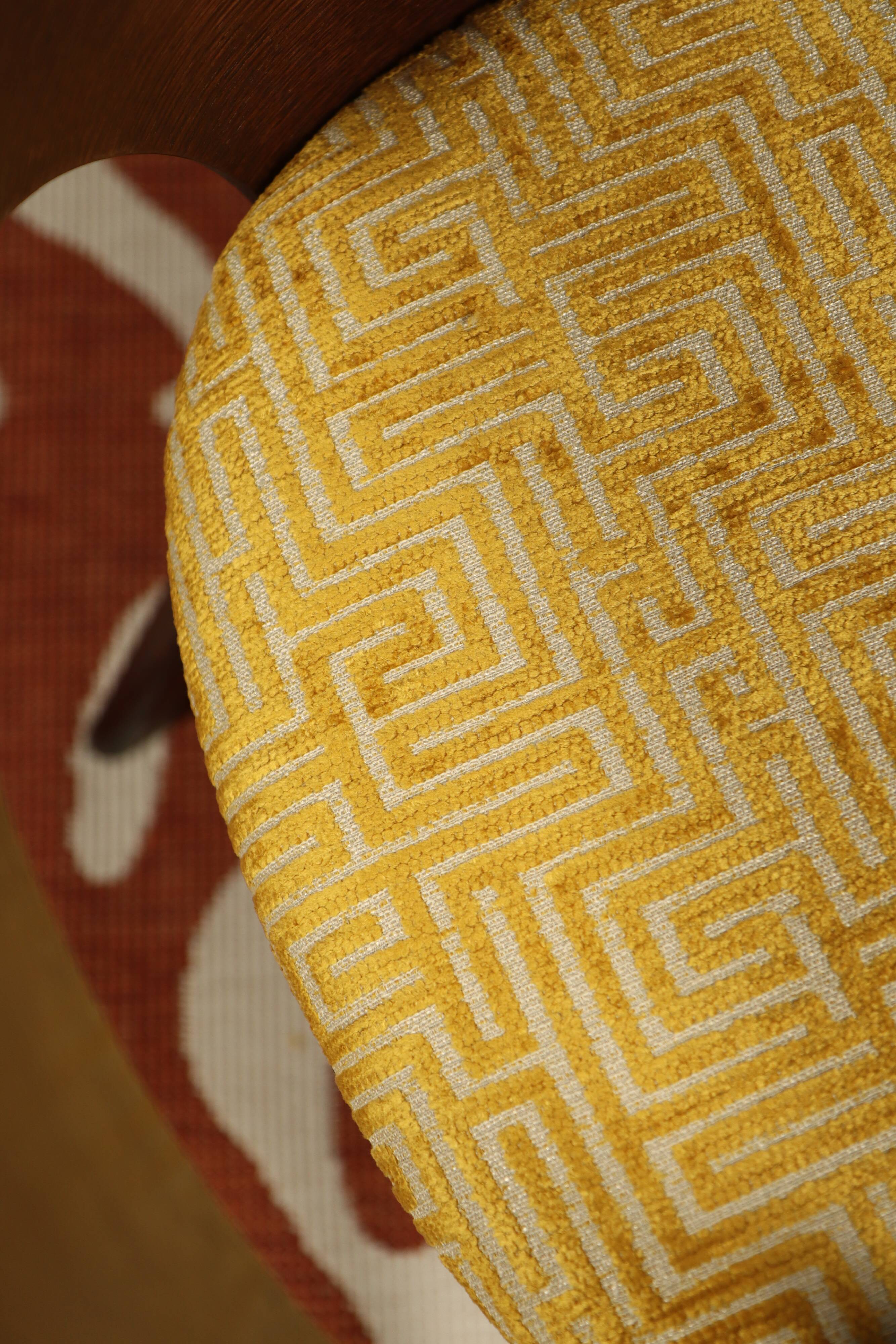 Ensemble de 4 chaises de salle à manger de style art déco en bois de chêne marron chocolat avec revêtement géométrique