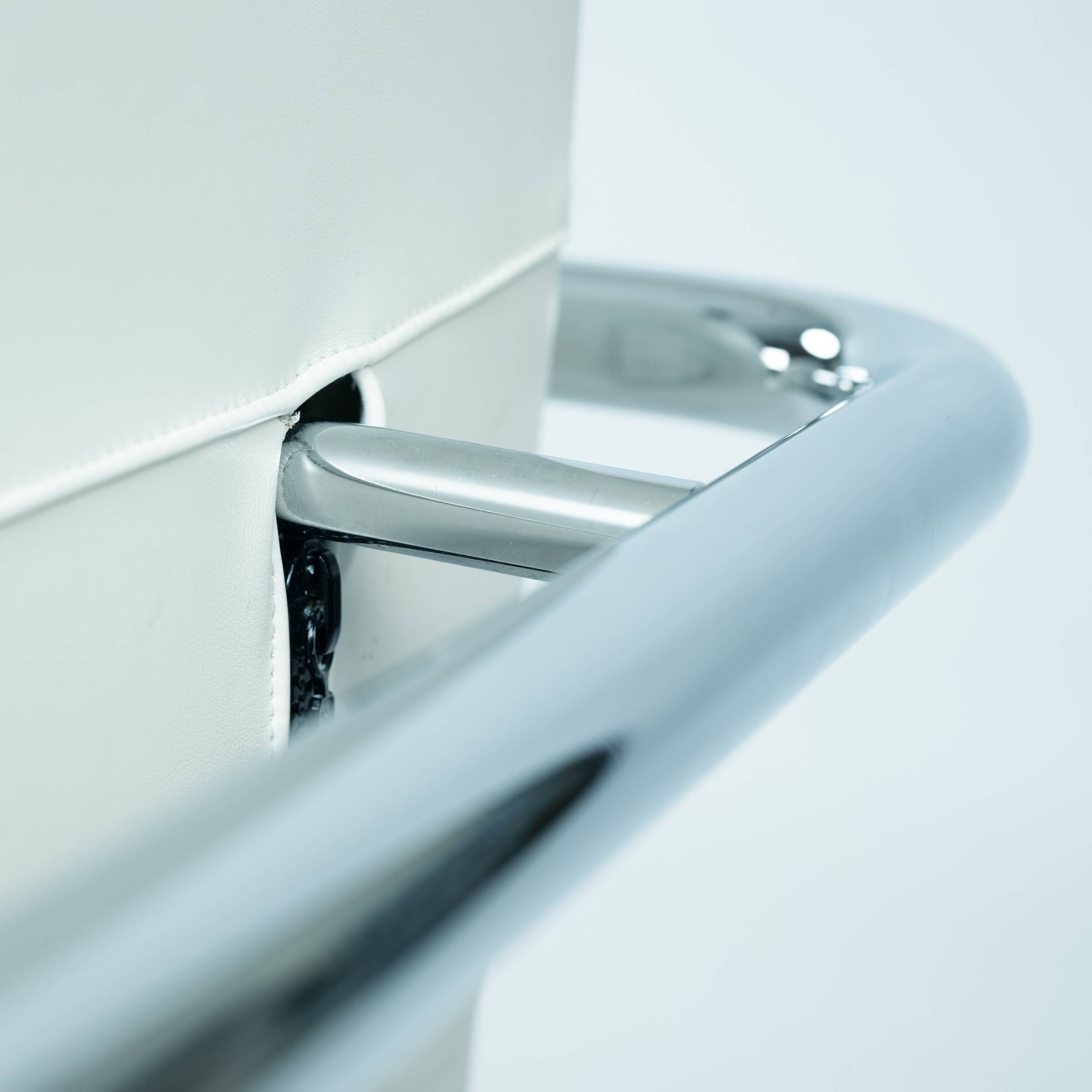 Dutch design Rob Eckhardt chaise longue white leather tubular steel, 1980s