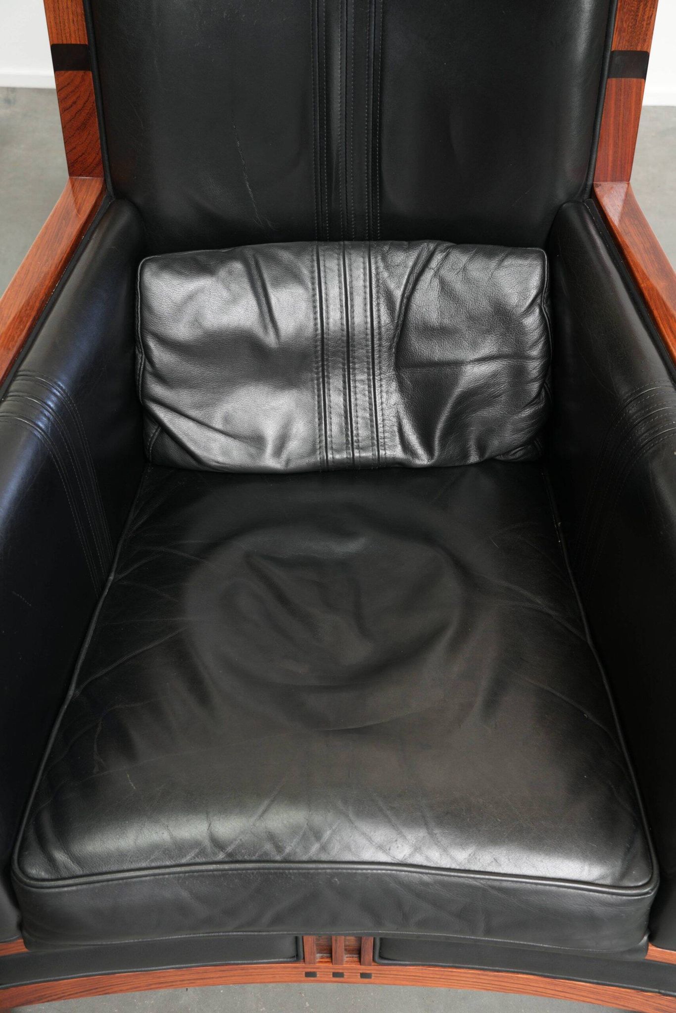 Fauteuil Art Déco en cuir de vache au design élégant