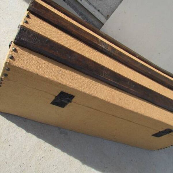 Belle malle , coffre bombée, ancienne , jute et bois