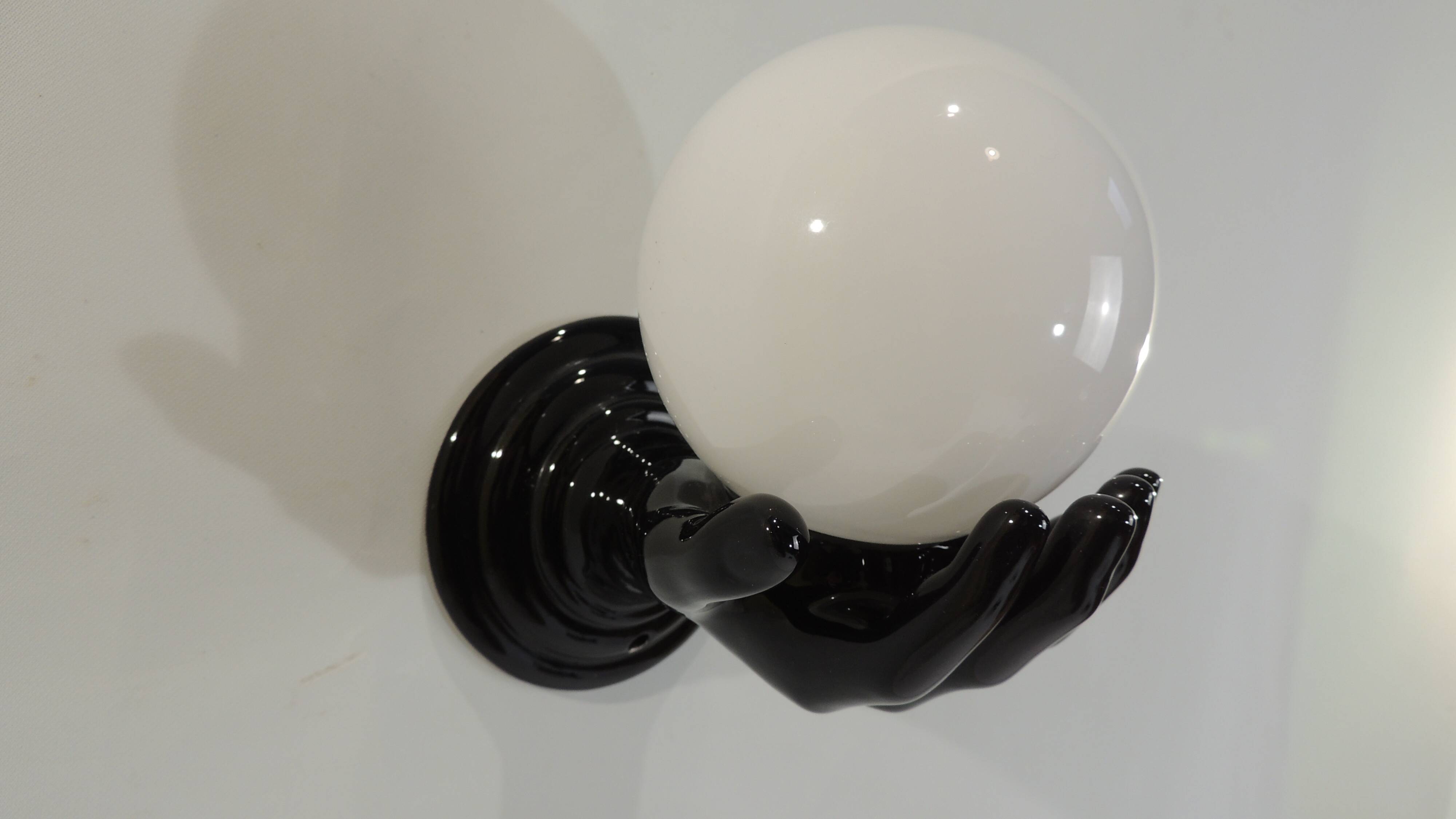 Paire d’appliques mains noires tenant un globe en opaline, années 70