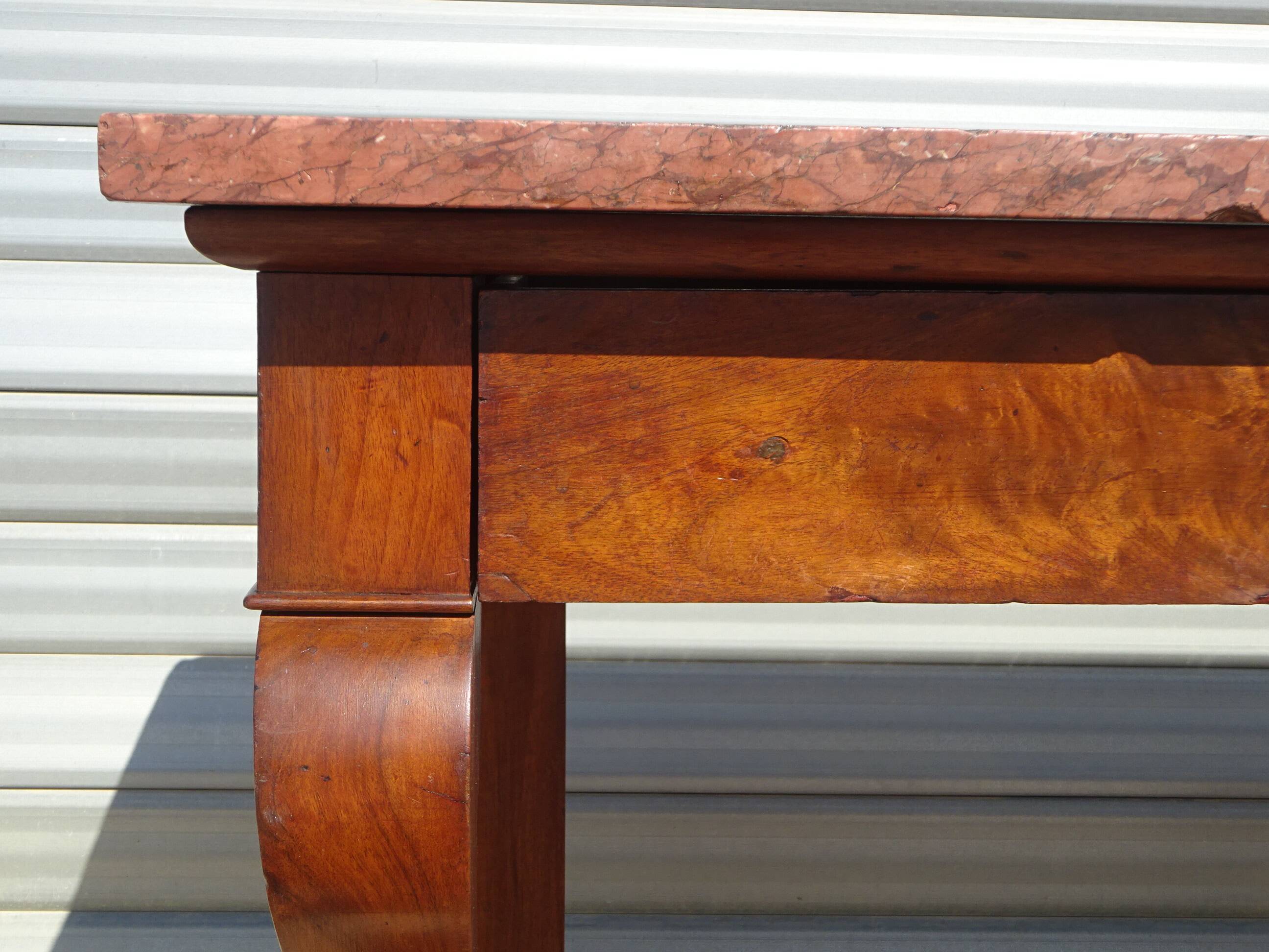 Console époque Restauration, style  Charles X en noyer avec marbre griotte