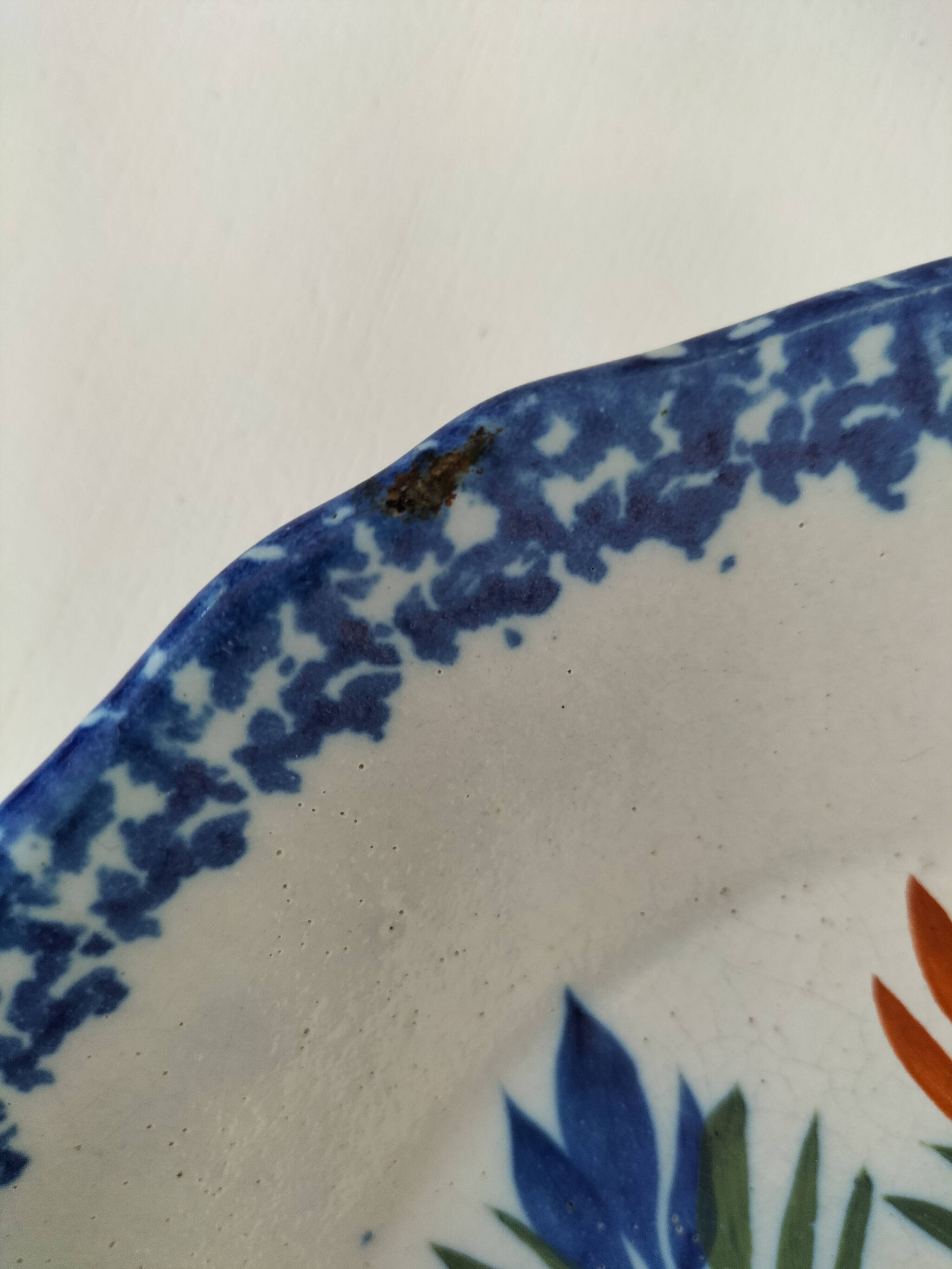 Rooster plates & baskets, earthenware in the spirit of a French bistro.