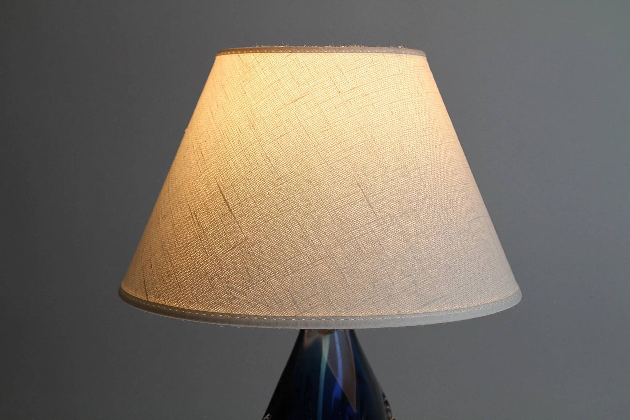 Lampe de table en verre art bleu et cristal — Suède, vers 1955-1965