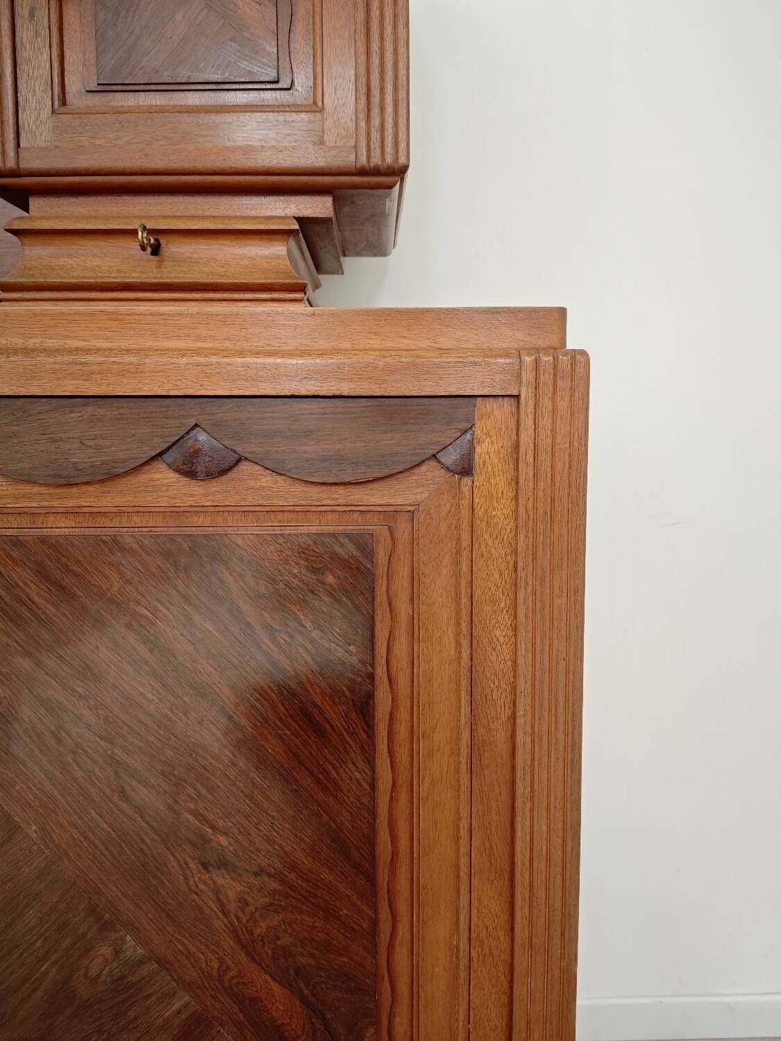 Buffet haut art and craft Art déco français en bois blond 1950 1960