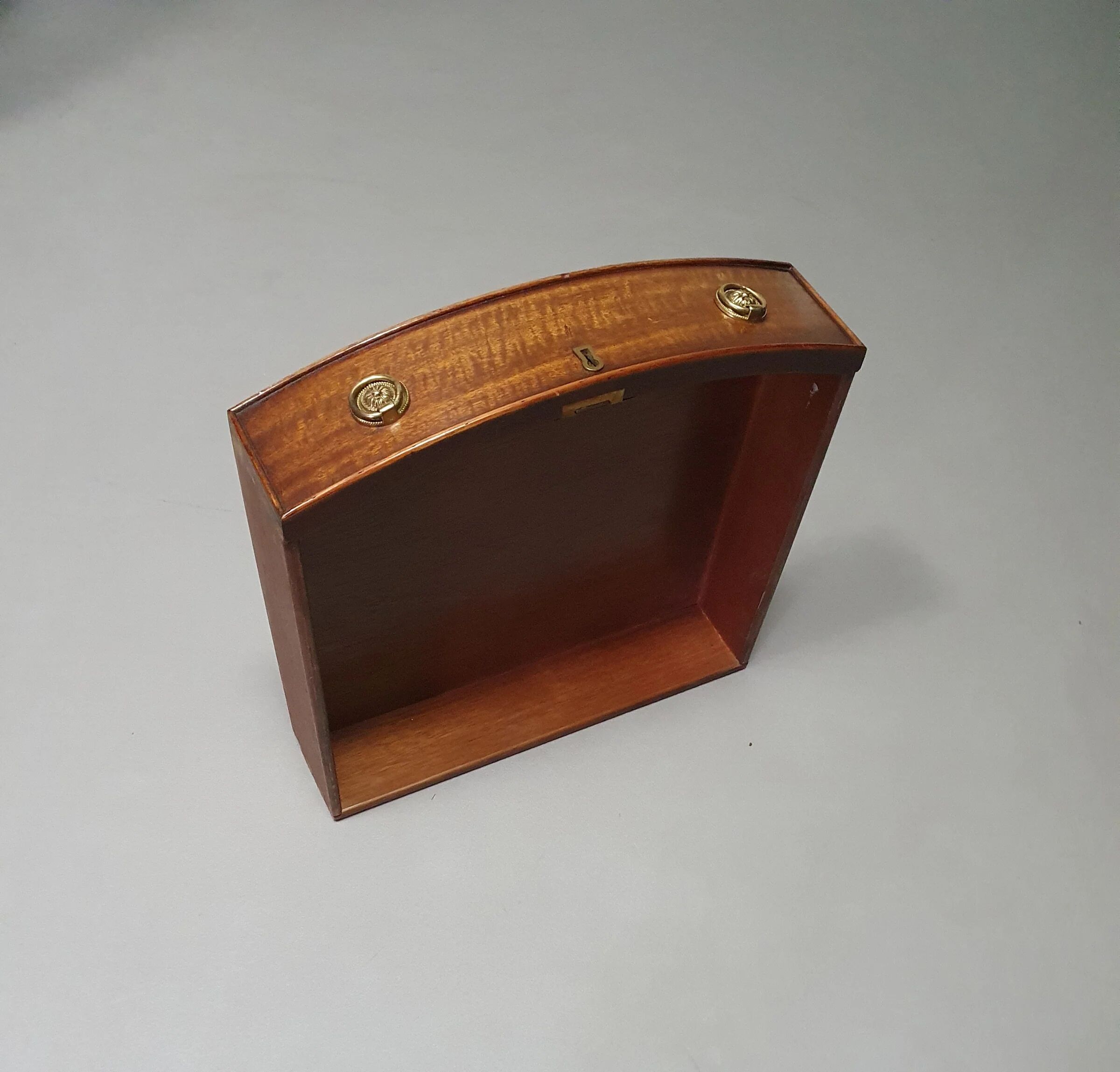 Table basse / table tambour victorienne « Heldense » en acajou avec plateau en cuir sur roulettes en laiton. Années 1980
