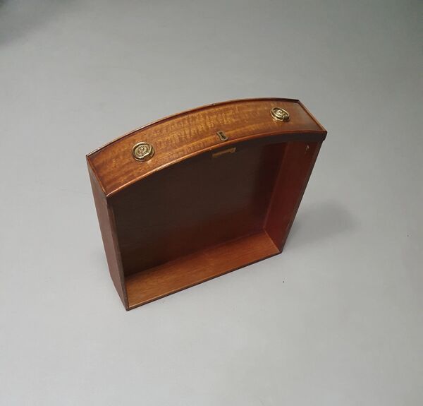 Table basse / table tambour victorienne « Heldense » en acajou avec plateau en cuir sur roulettes en laiton. Années 1980