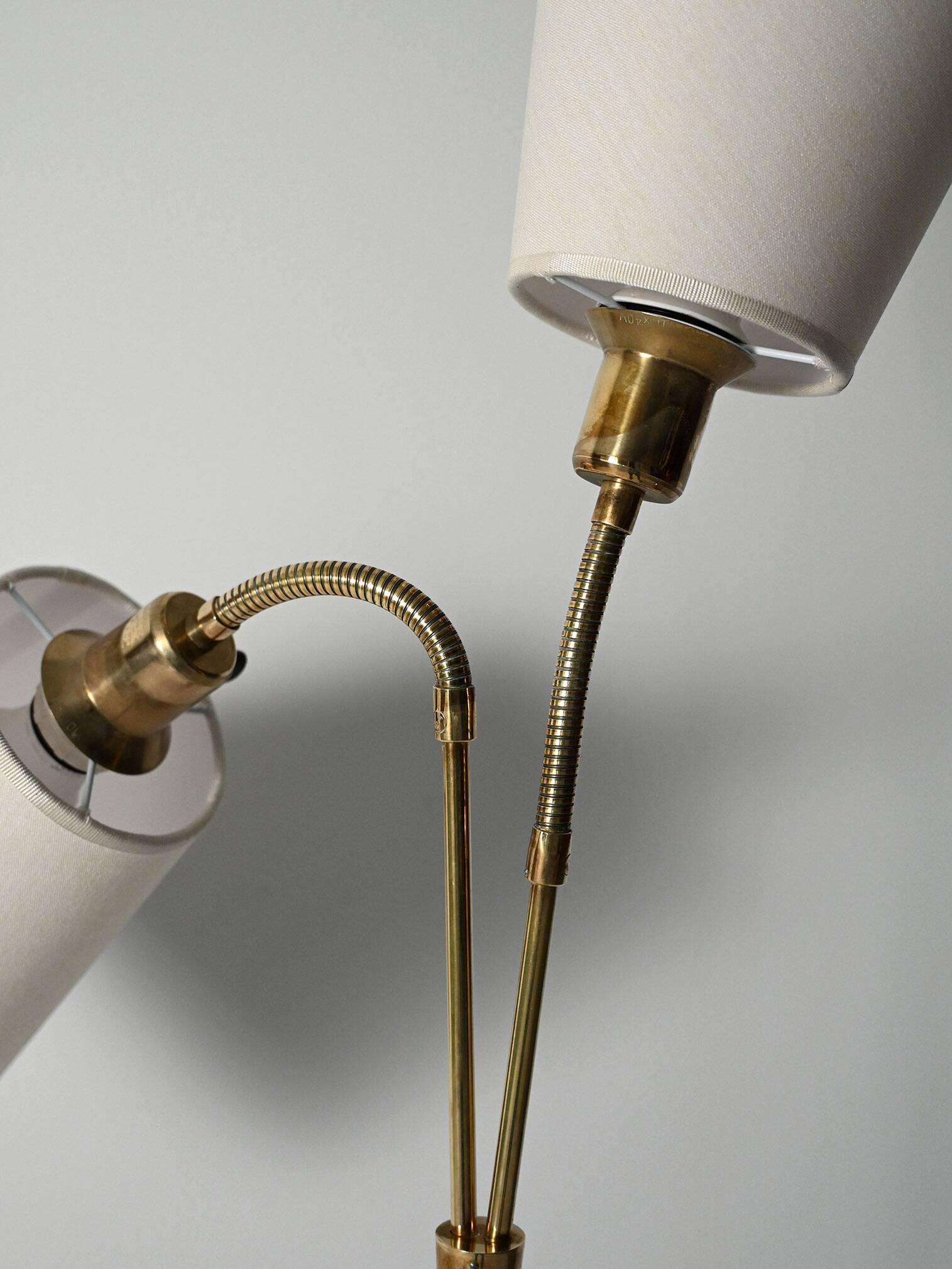 Lampadaire scandinave en chêne et laiton, années 50