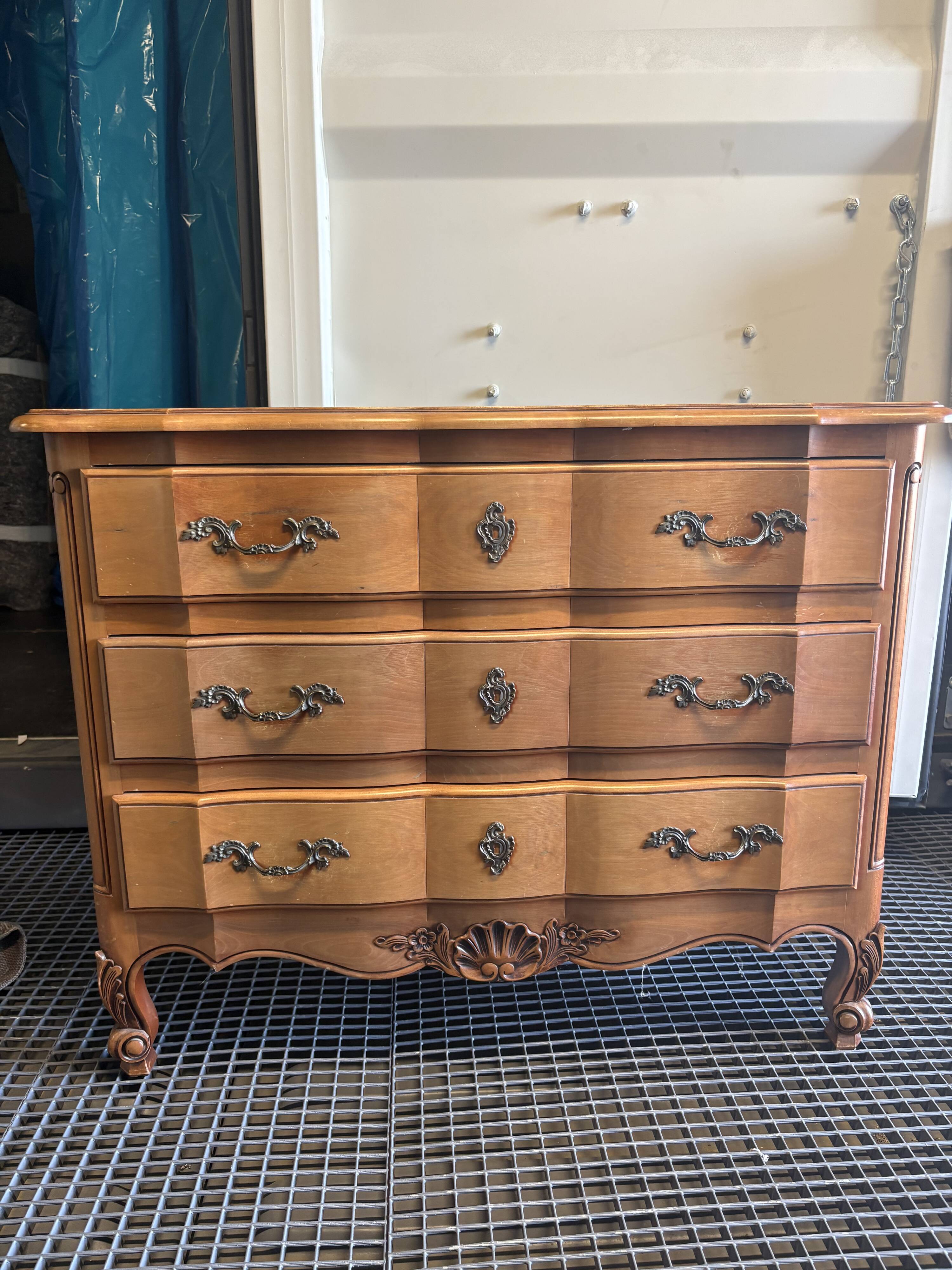 Curved 3-drawer commode in Louis XV style