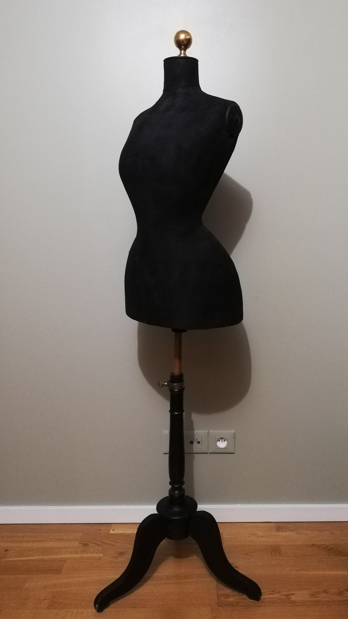 Old bust of seamstress called "wasp size"