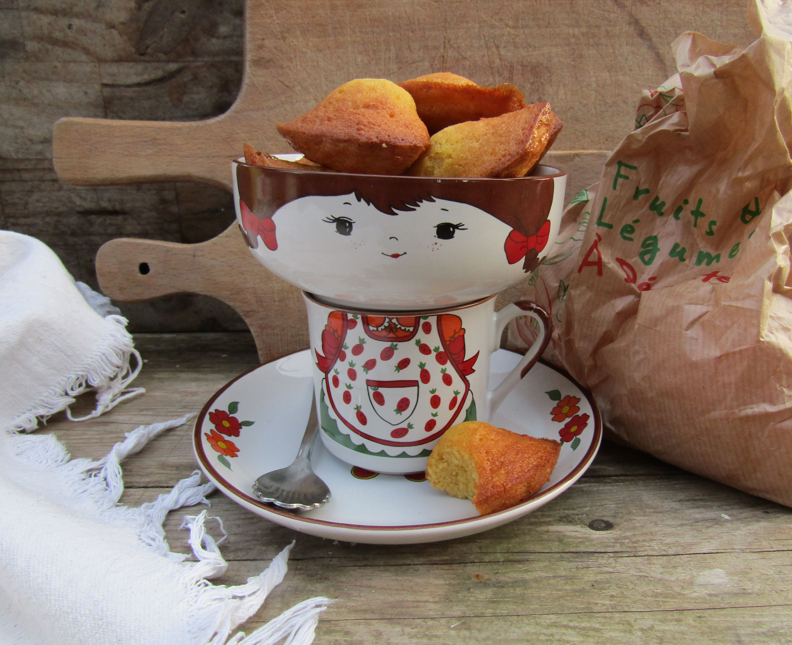 Bowl plate mug set little girl in vintage sandstone