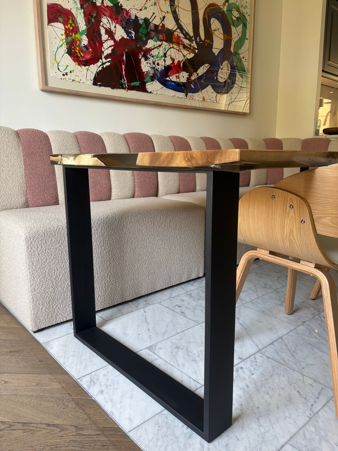 Table de salle à manger en noyer fait main avec époxy rustique | Solide