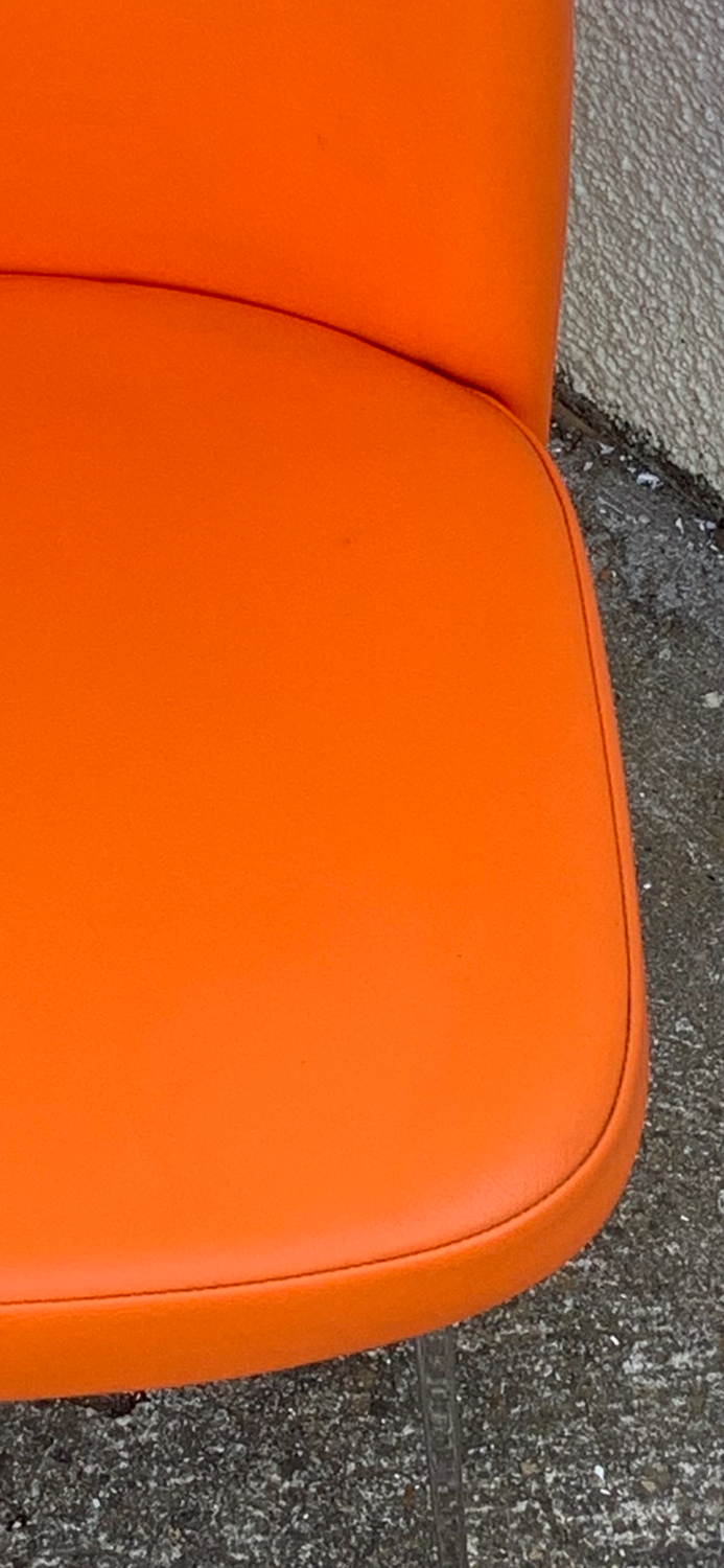 Chauffeuse vintage orange skaï et chrome 1970