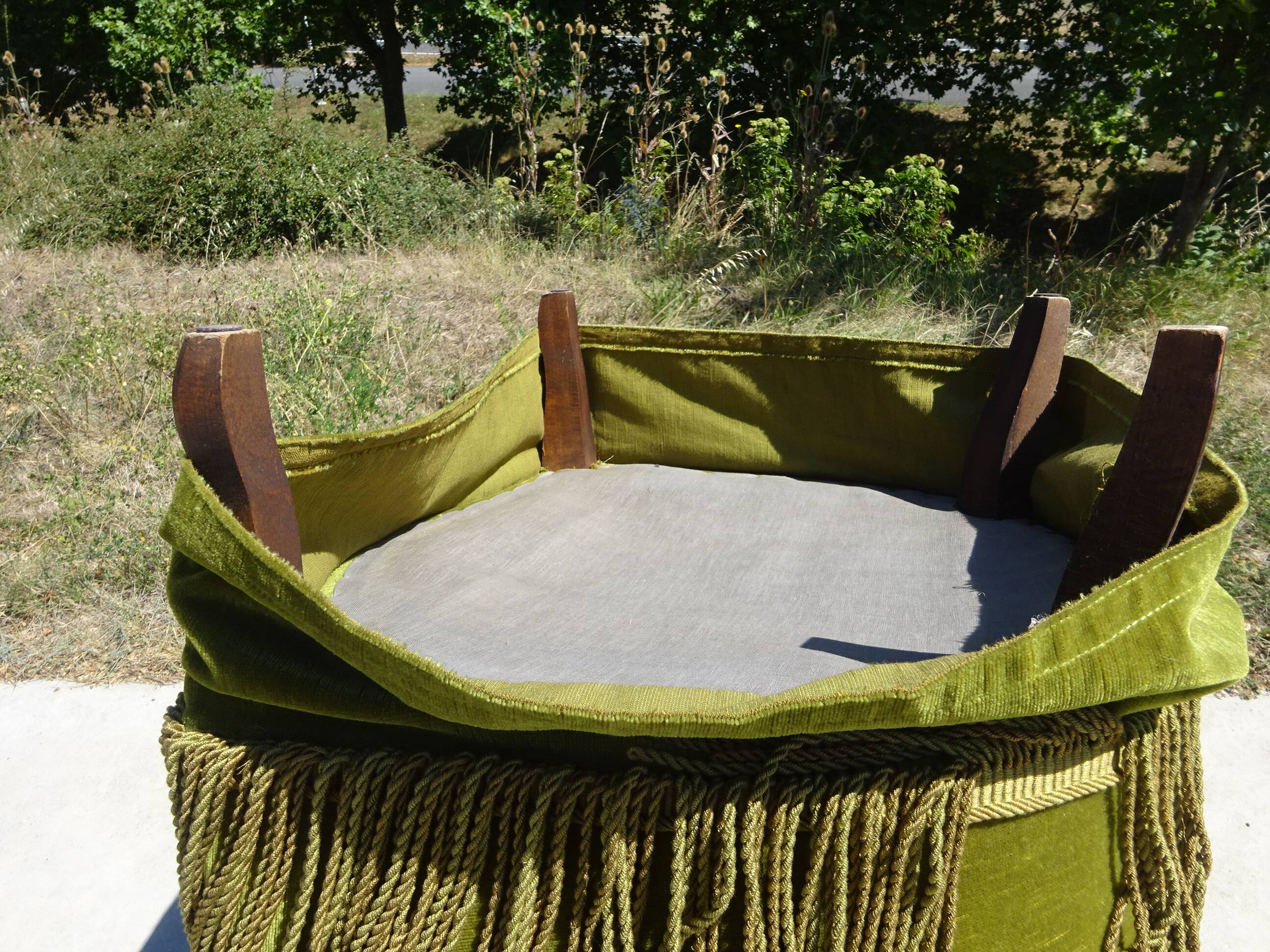 Paire de fauteuils crapauds en velours vert