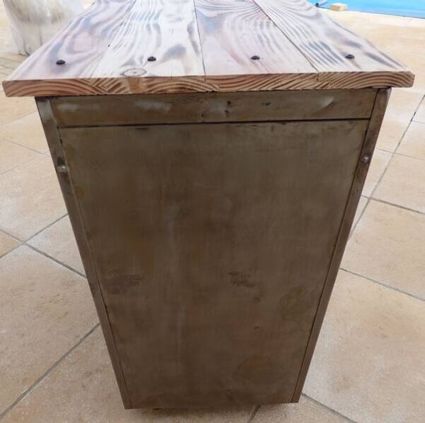 Meuble industriel ancien en métal effet rouillé deux tiroirs sur roulettes