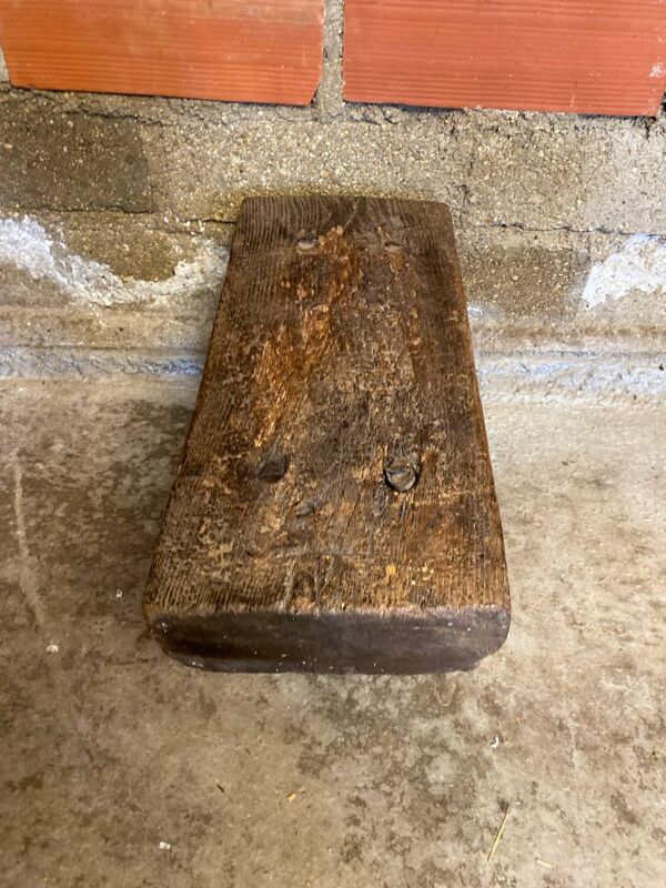 Banc de traite vernaculaire brutaliste ancien en chêne, France