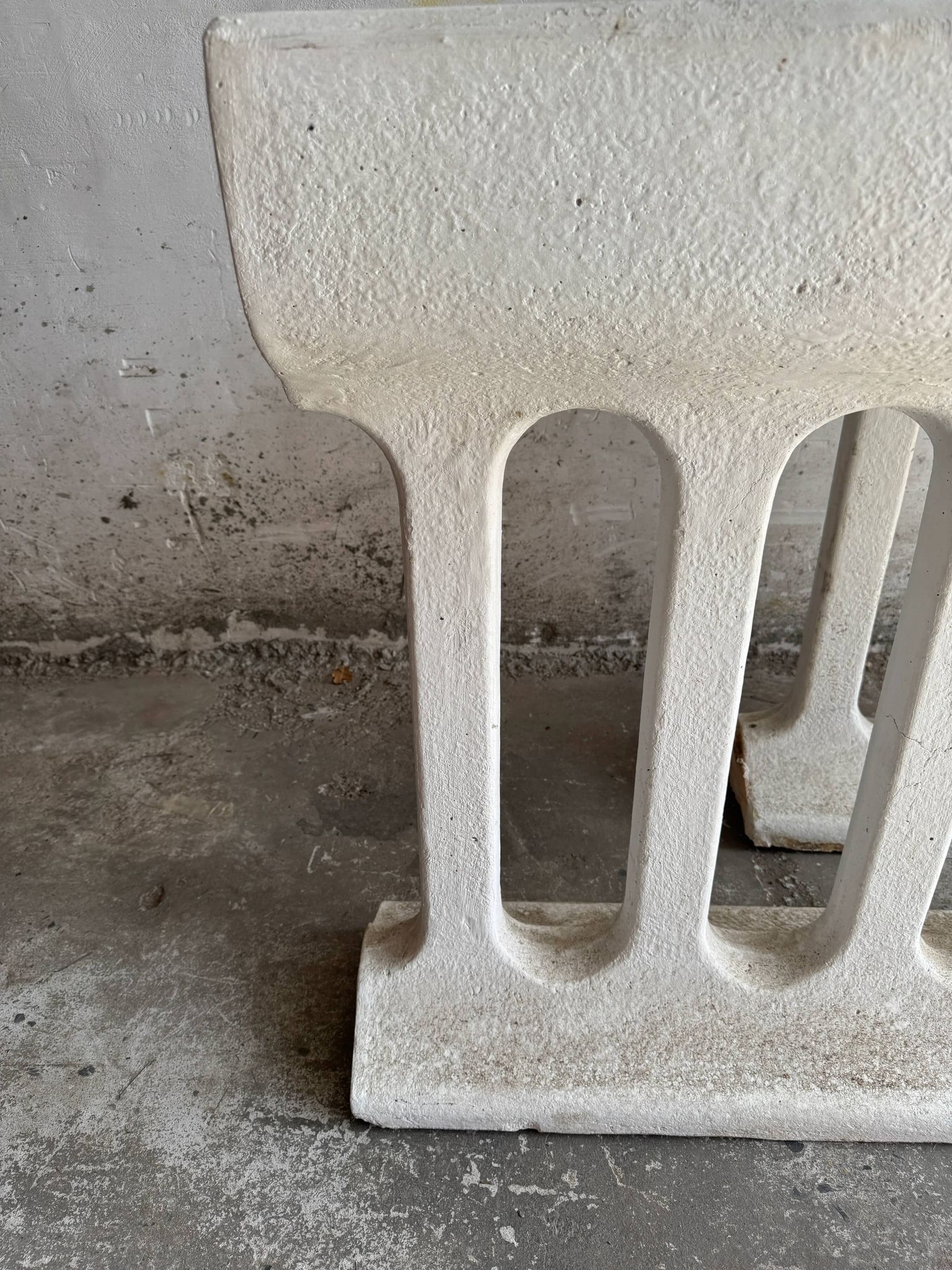 Paire de jardinières sculpturales en béton coulé Off-White, de style brutalisme du milieu du siècle, longues et rectangulaires.