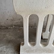 Paire de jardinières sculpturales en béton coulé Off-White, de style brutalisme du milieu du siècle, longues et rectangulaires.