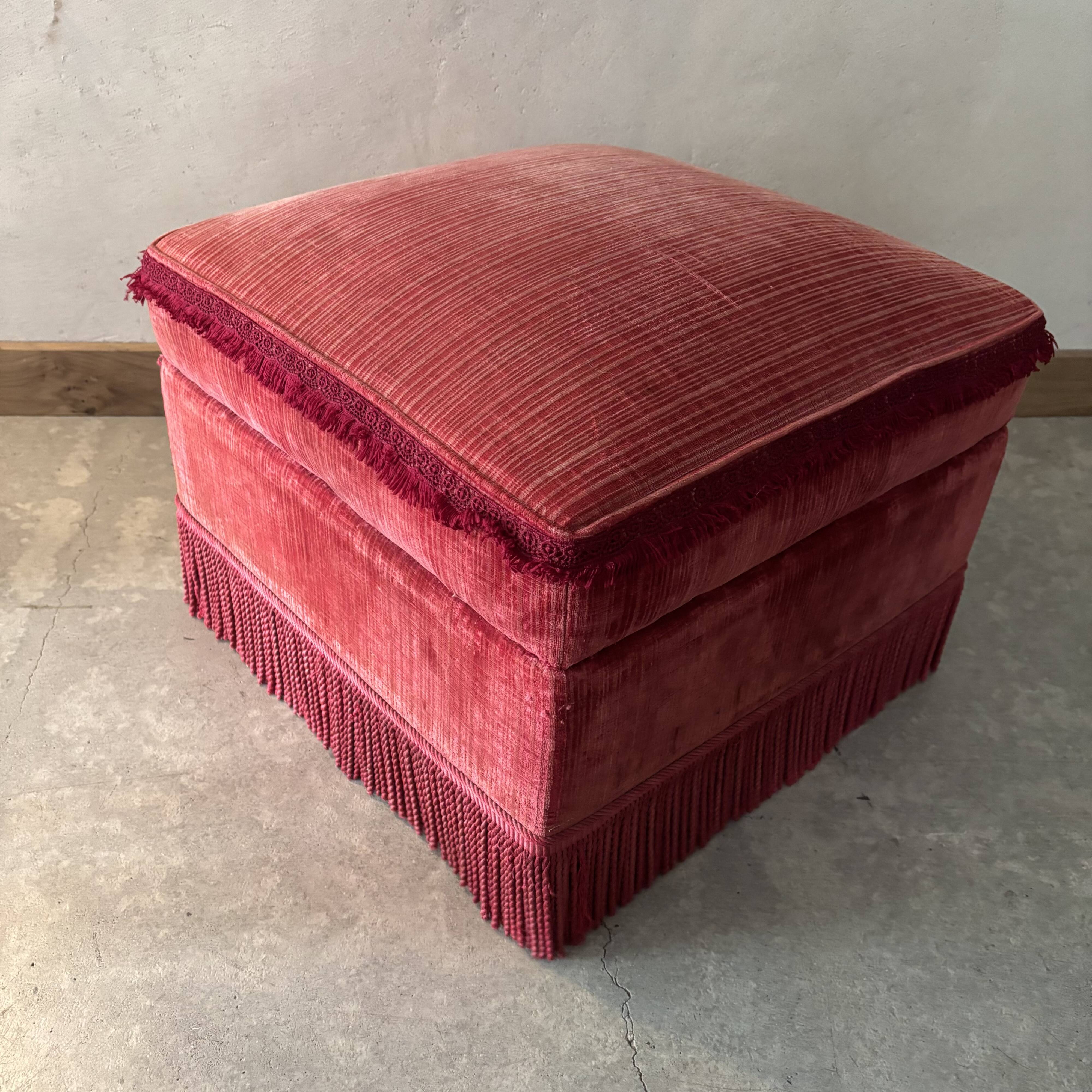 Vintage pouf in red fabric