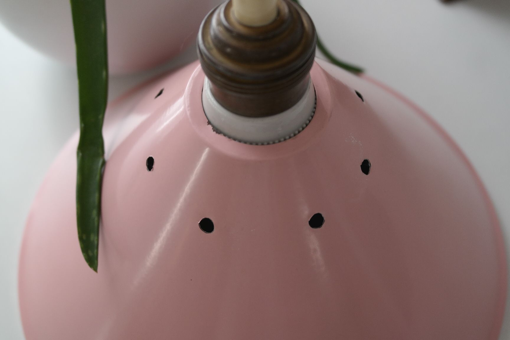 Suspension tôle emaillée rose vintage