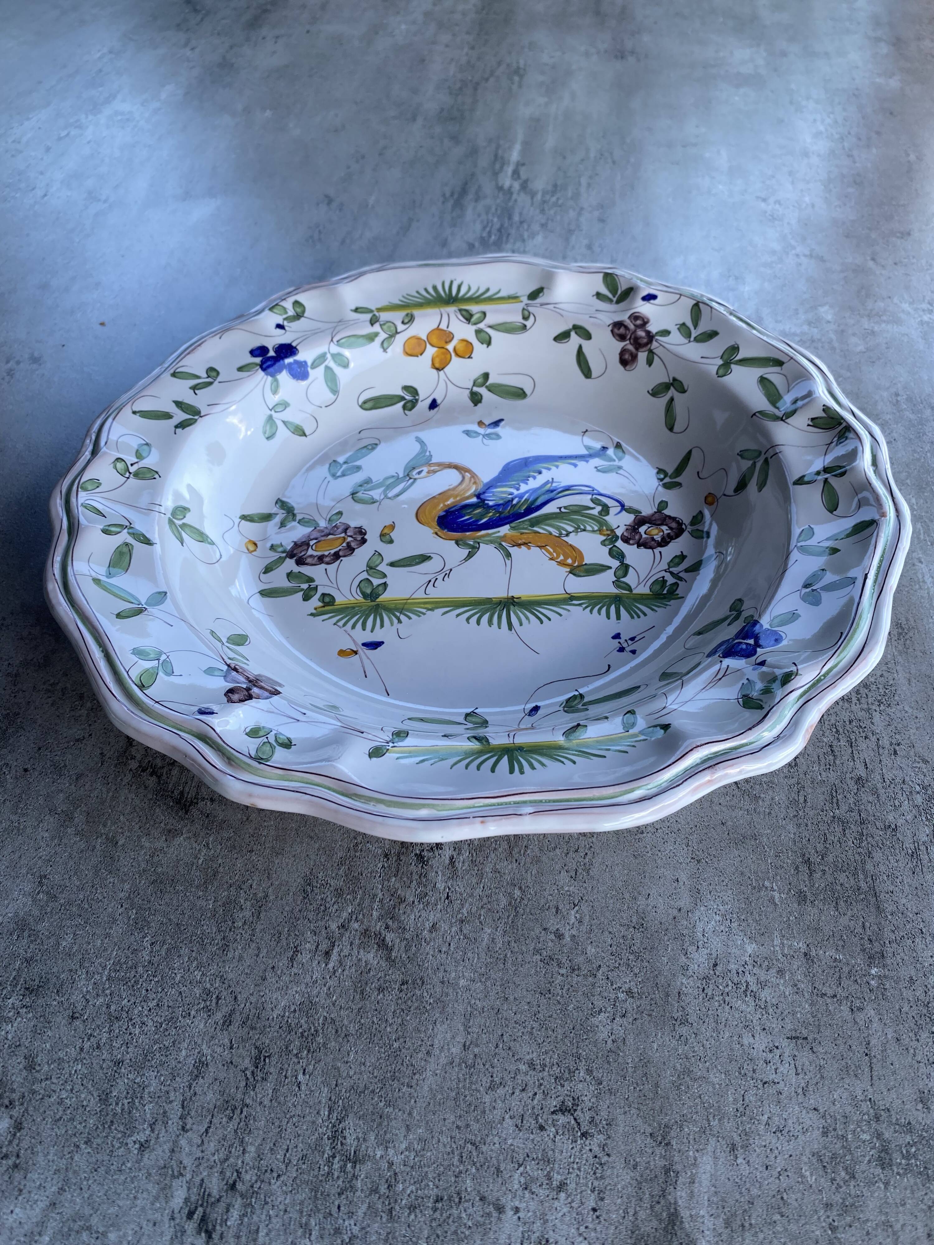 Plat creux en terre cuite émaillée, signé