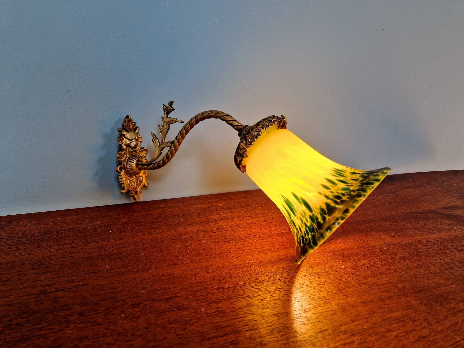Wall sconce in gilded bronze and yellow/blue speckled glass