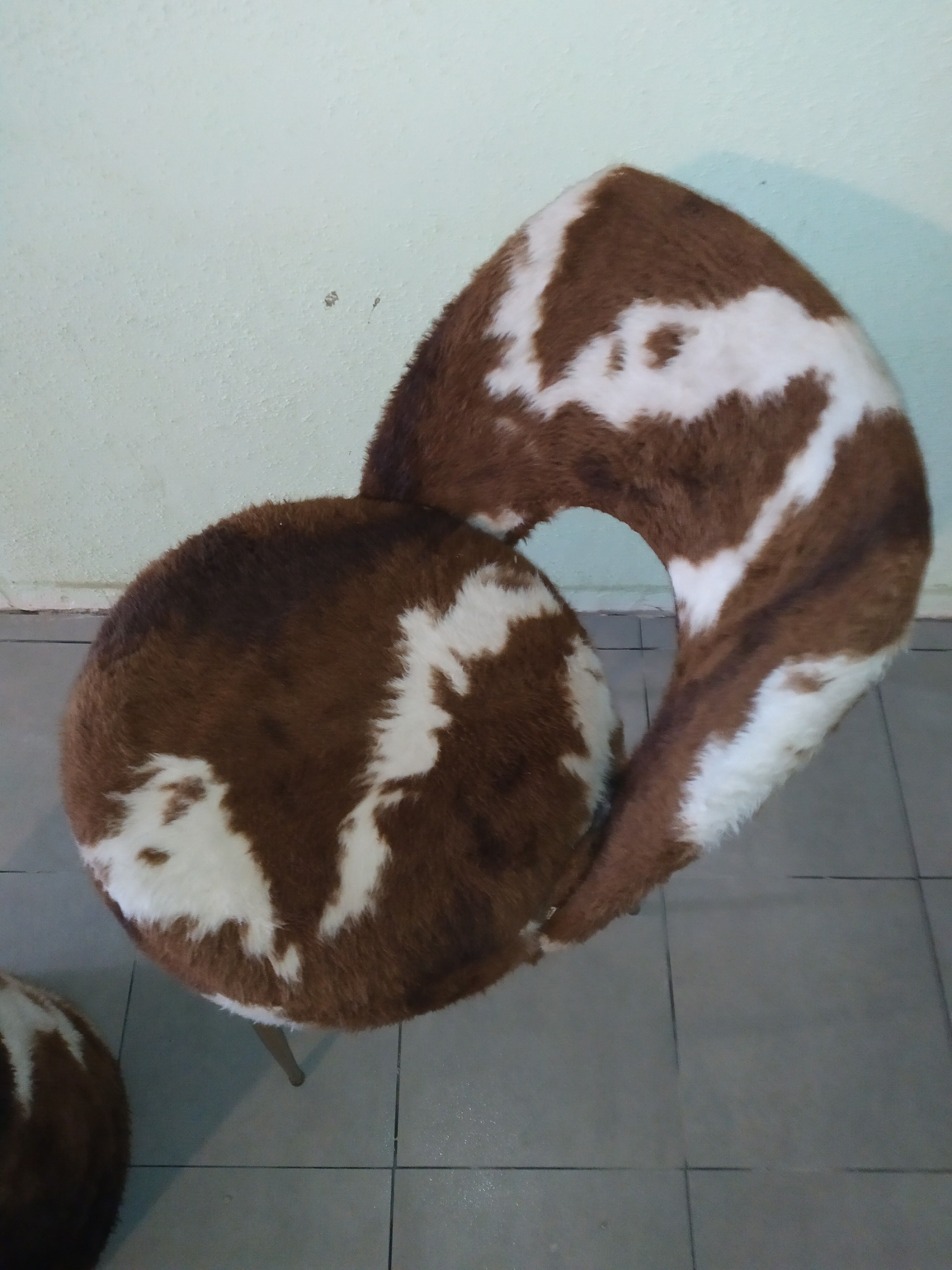 Chaise + pouf moumoute orange vache brun blanc vintage