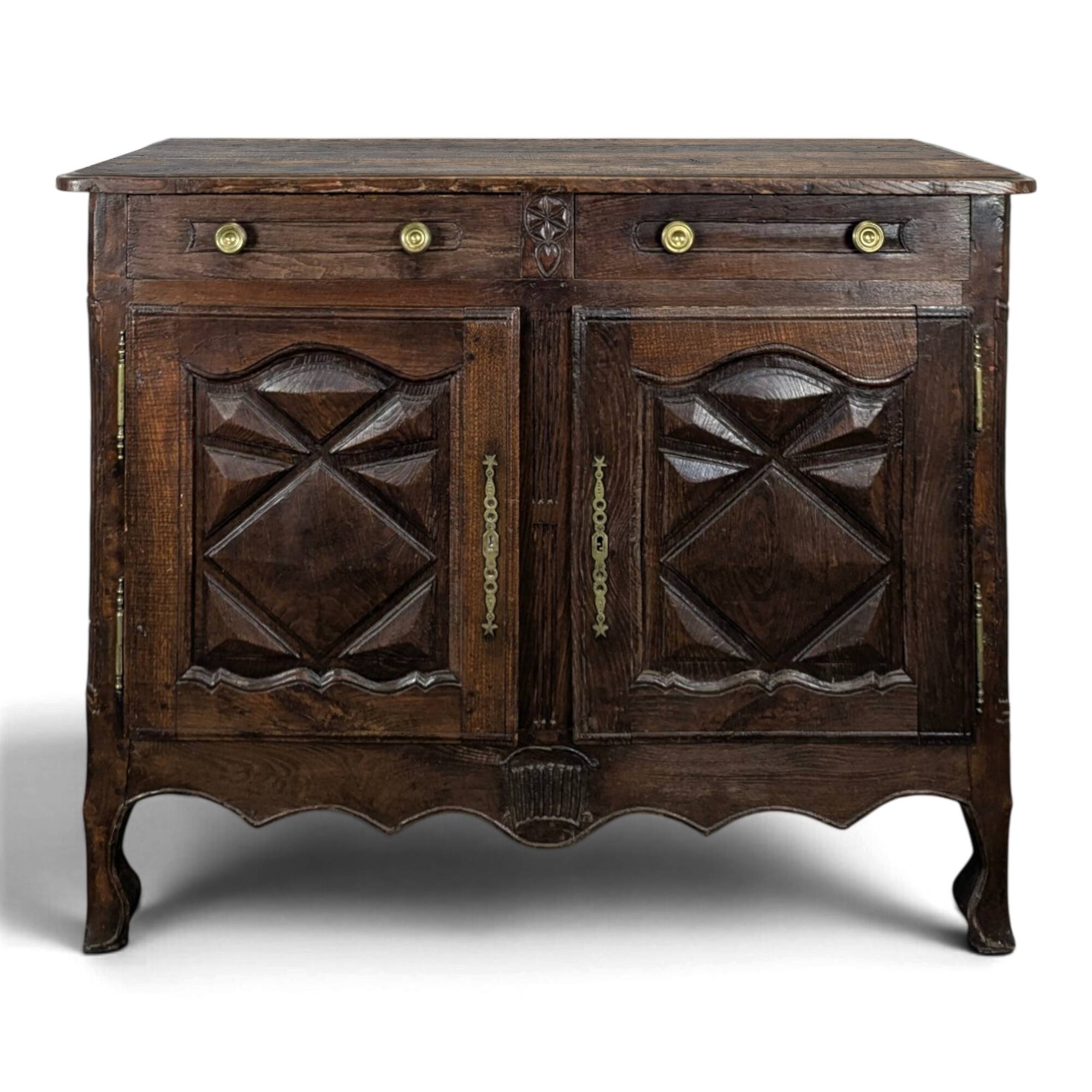 Buffet bas Louis XIII en chêne à pointes de diamant deux portes