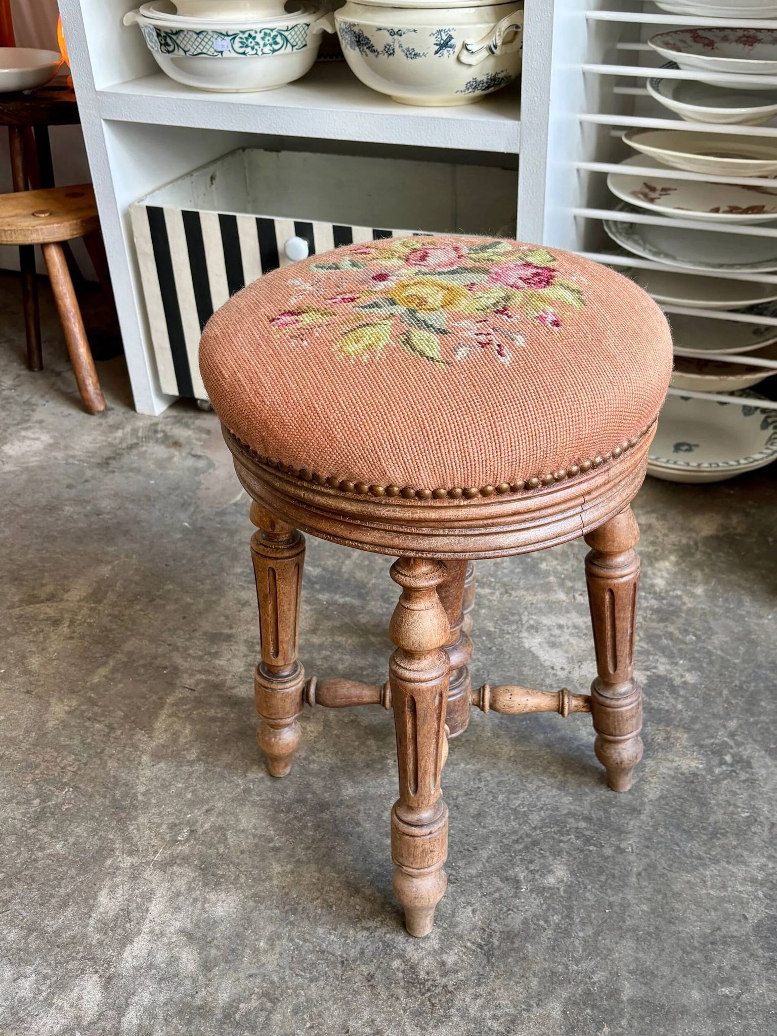 Tabouret de piano ajustable en bois tourné et coton brodé fleuri