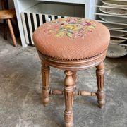 Tabouret de piano ajustable en bois tourné et coton brodé fleuri